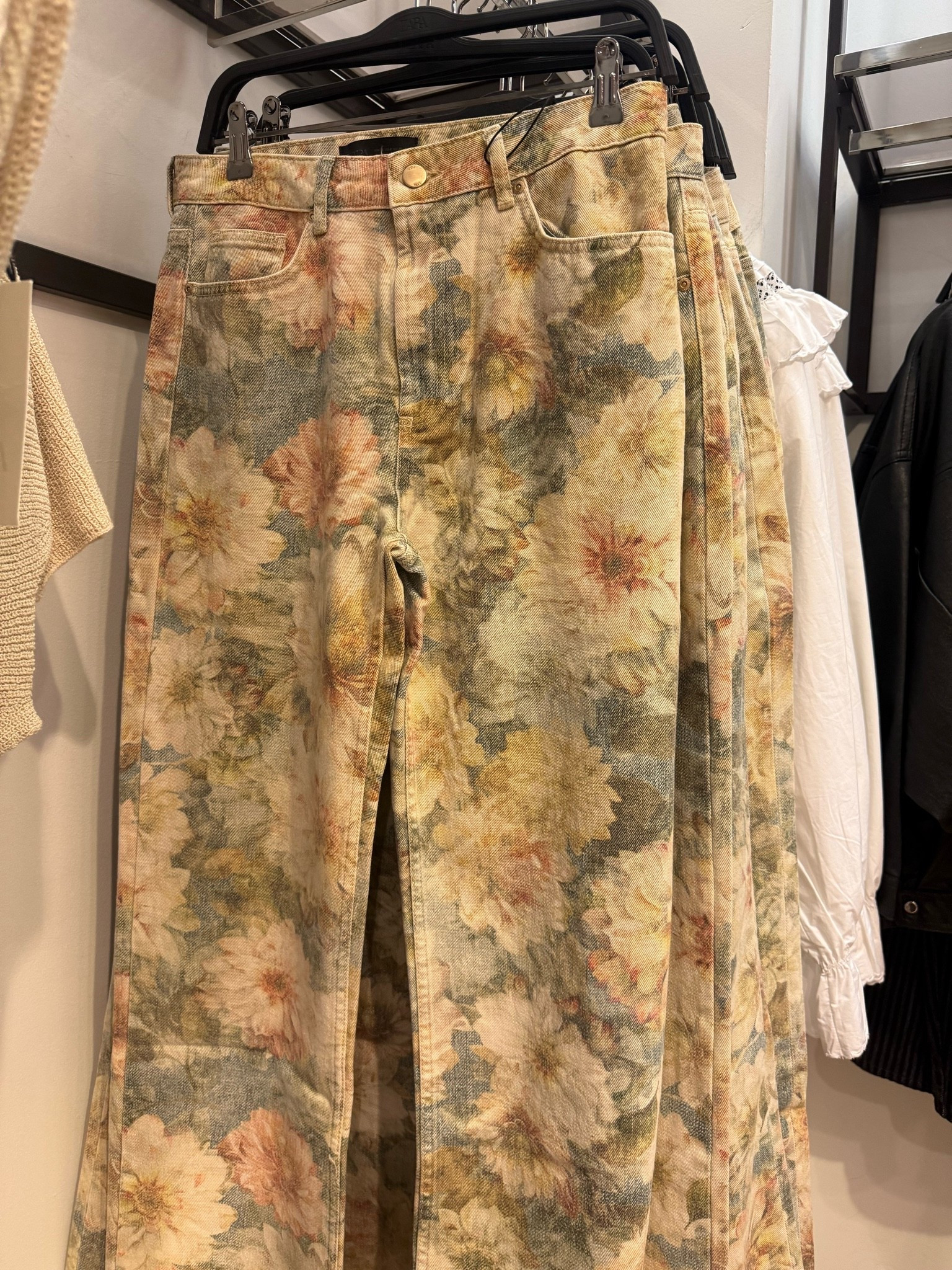 Love these floral print jeans! So fun