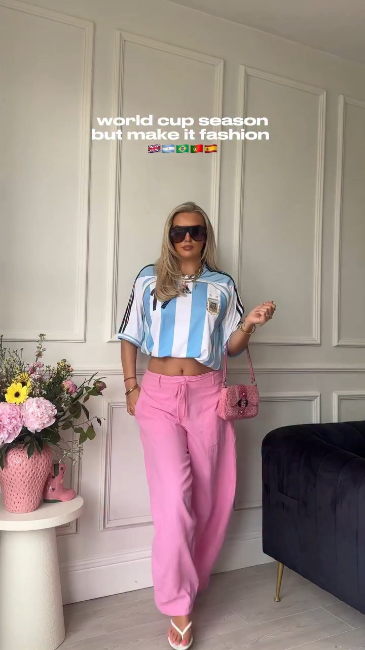 it’s officially world cup season !!!! 🇬🇧🇧🇷🇦🇷🇪🇸🇺🇸 some fashion inspo for u girlies hitting the beer gardens this summer 

all shirts from @classicfootballshirts (pr gift) 

 (ps i promise i’m an england fan but the other shirts are more fun to style let’s not lie 🤭) 

#worldcup2026 #worldcupfashion #footballshirt #worldcupoutfit @fifaworldcup