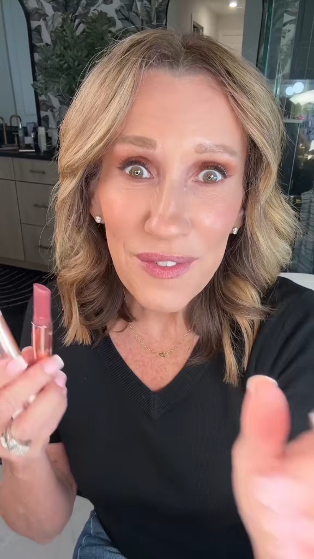 This Tarte Sweet Indulgence set is such a steal right now 🤍 It’s less than the cost of ONE full-size product 😱and you get FIVE of Tarte’s best-selling Maracuja juicy lip favorites. Perfect if you’ve been wanting to try their juicy lip formulas or need an easy treat-yourself moment. These value sets always go fast 💫don’t wait on this one ✨
#tartemakeup #beautydeals #makeupdeals #lippies #maracujajuicylip 