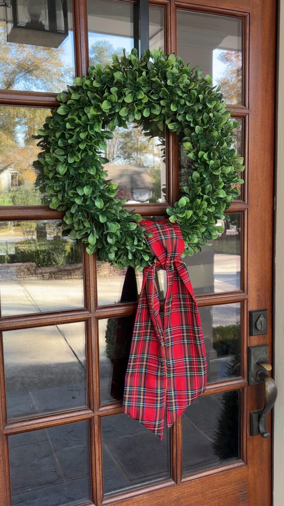 Cute plaid sash for my year round faux boxwood- amazon finds! 
❤️💚💙