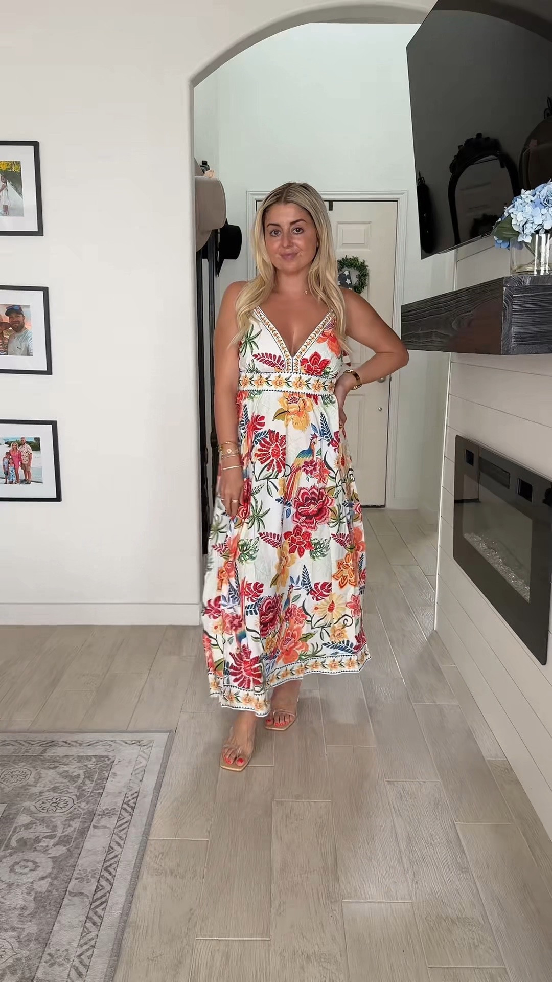 Summer and vacation maxi dress
Small 
Heels tts