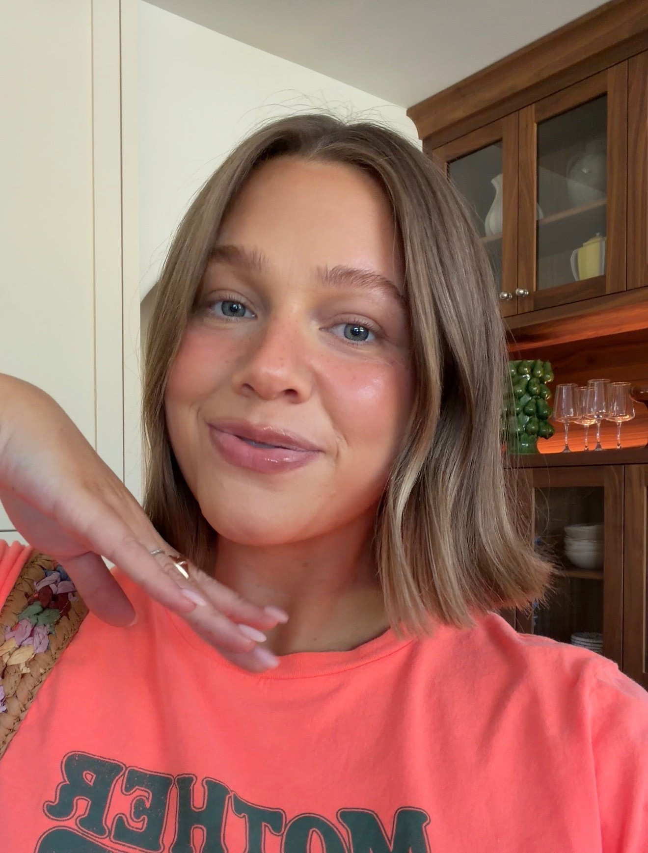 Mother tee runs big wearing a medium it’s so vibrant and cute! Lip liner: Iconic nude + gloss: Fig 👌🏼

#naturalmakeup #lips #summerstyle #bresheppard #diml #dayinmylife #makeup #nudelip #lipcombo

#LTKdayinmylife
