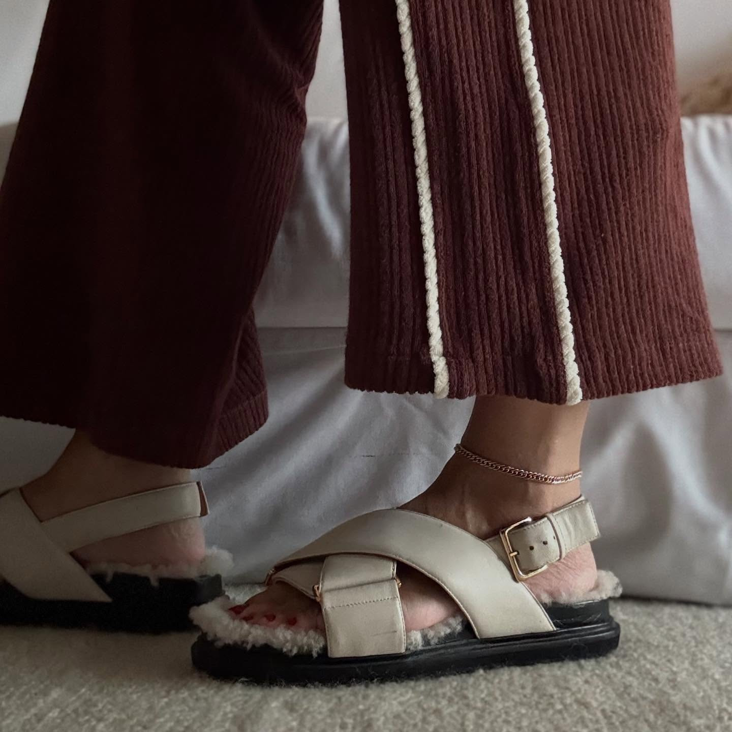 Uma semana mais devagar por aqui, mas sempre rodeada do que é belo e me faz bem 🖤 E ainda estreando uma parceria com uma marca de joias que está no mercado há mais de 30 anos discretamente criando coisas belas @maggie_bia_jewels ✨💫 Special gift: ROSA10 para ganhar 10% off