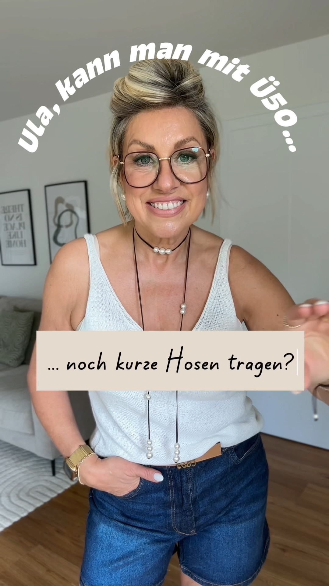 Kurze Hosen Ü50: Ja, klar!
Na klar kann man mit über 50 noch kurze Hosen tragen! Diese Frage wurde mir superoft gestellt und meine Antwort ist ganz klar: Ja, auf jeden Fall!
Das Wichtigste ist die richtige Länge. Ich empfehle Bermudashorts, die mindestens bis zum Knie reichen. Für besondere Anlässe wie Partys oder im Urlaub darf's aber auch mal etwas kürzer sein.

#LTKsummer #LTKstyletip #LTKü50