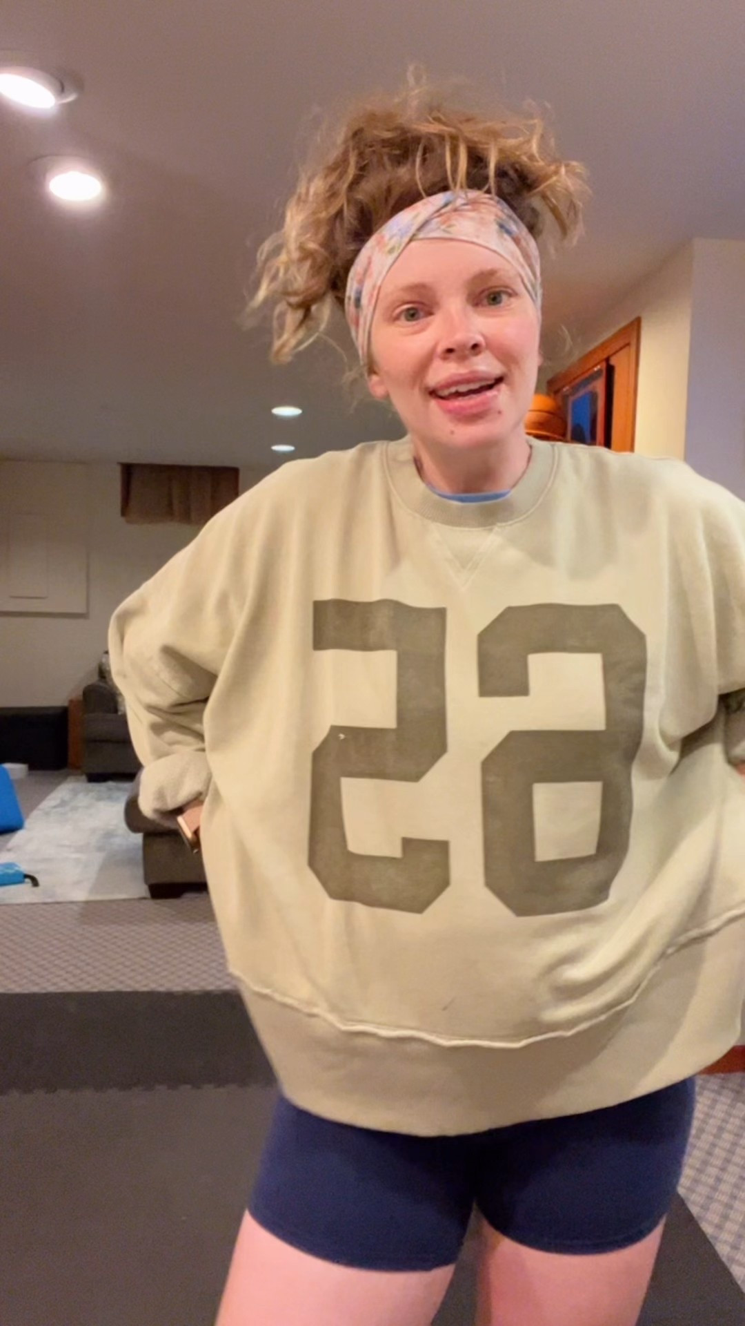 Workout fit of the day @ 27 weeks pregnant 🤰 

Large in sweatshirt, mediums in bottom, medium in shirt, and large in bra! 