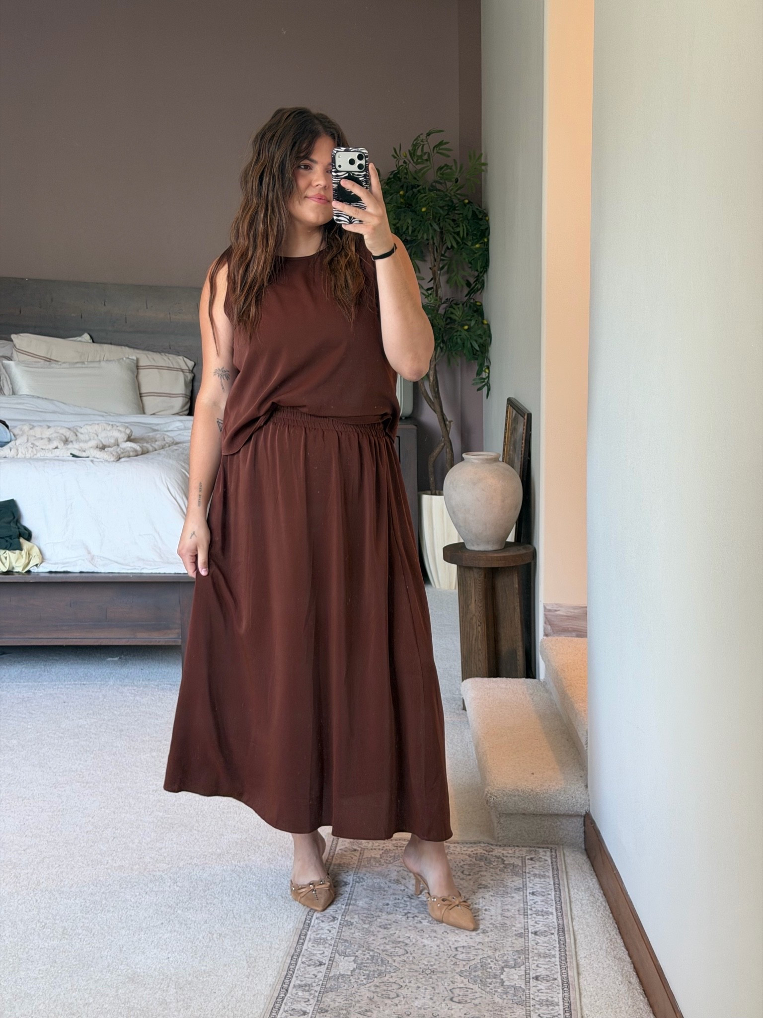 Two piece set for work or special event - feels silky. In xl

Midsize, size 12, size 14, mom style, curvy outfit, thick tummy approved