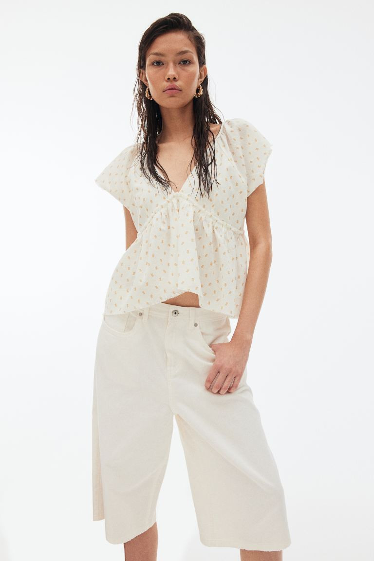 Crêpe peplum blouse - V-neck - Short sleeve - Cream/Floral - Ladies | H&M GB | H&M (UK, MY, IN, SG, PH, TW, HK)