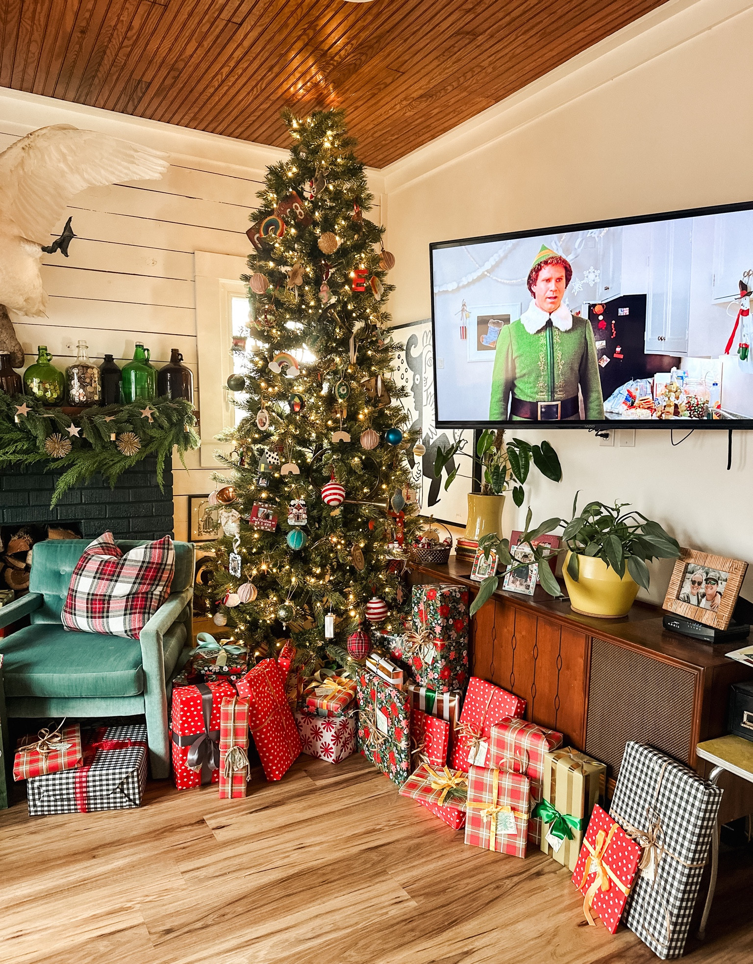 one last christmas link before it all comes down! 😭 i’ve never had a prelit tree til this year and wow, it was so easy! we also loved how you could change the lights from colored to white! 