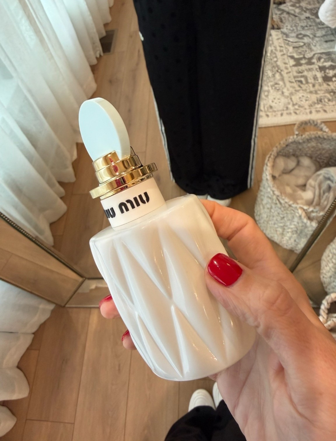 This one smells so clean and feminine, like fresh out of the shower but elevated. It’s soft, slightly sweet, and one of those scents you keep reaching for every single day.

perfume, everyday fragrance, clean scent, feminine fragrance, fresh scent, signature scent, beauty favorites, luxury beauty, spring fragrance, themominstyle

#LTKSeasonal #LTKgrwm #LTKOver40