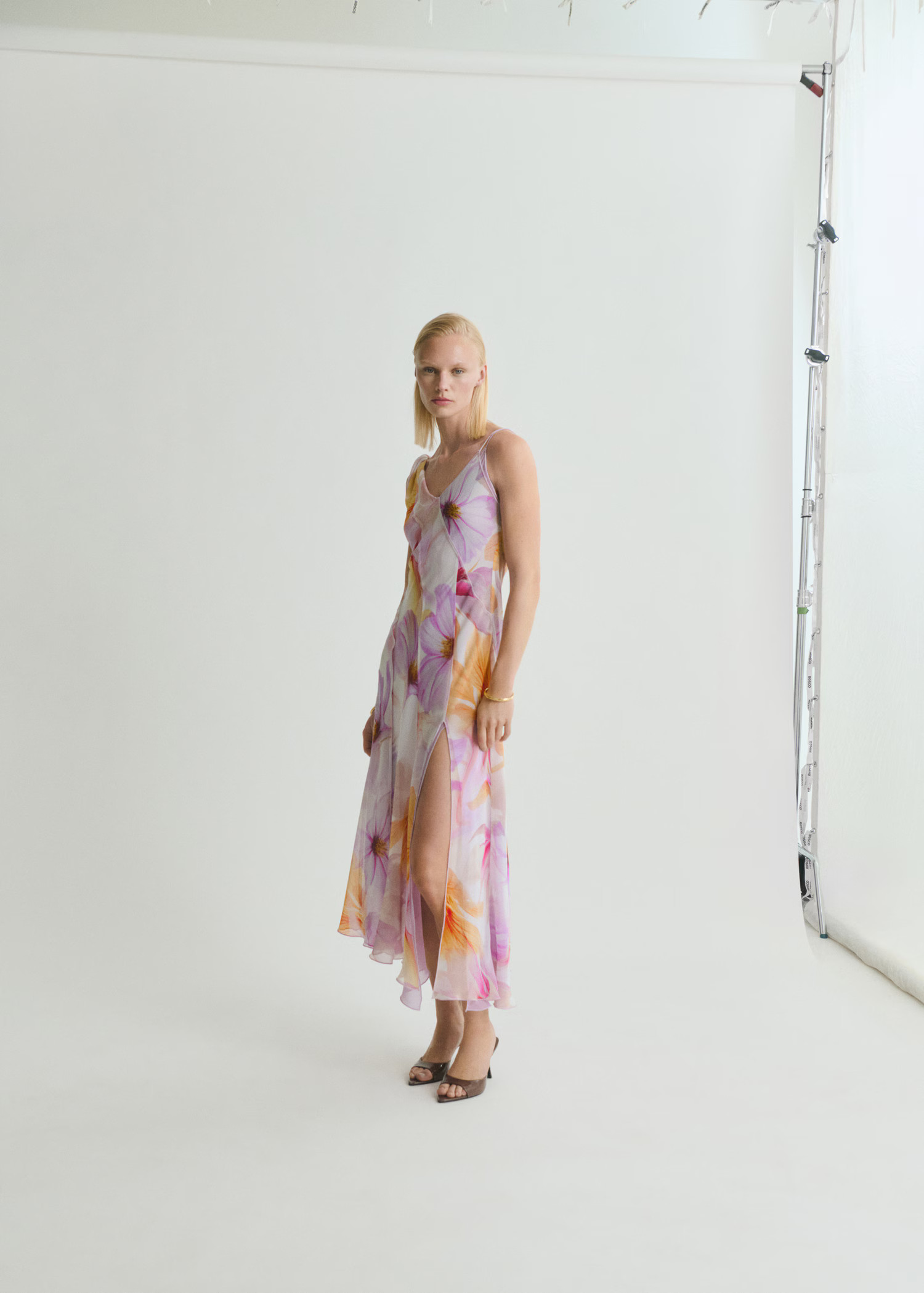 Asymmetrische bloemenprint jurk met asymmetrische bandjes - Dames | MANGO Nederland | Mango EU
