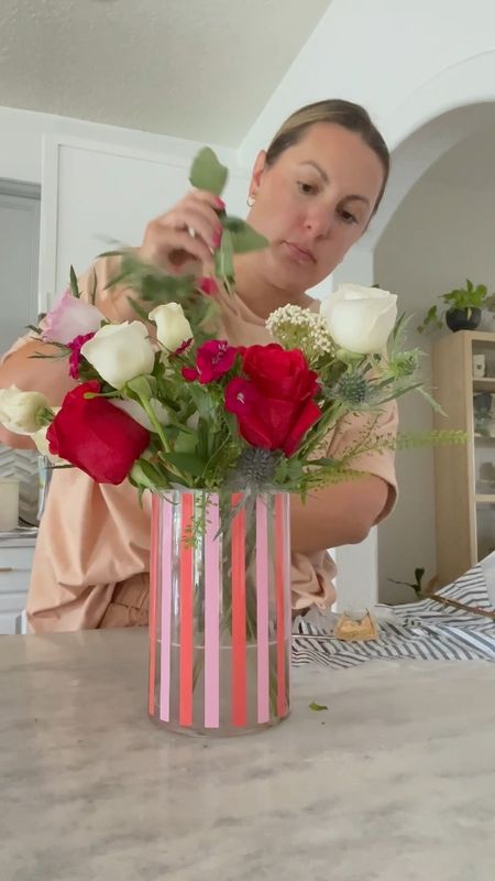 Flowers of the week! Love this cutie striped vase 🍧💖🌸🍦