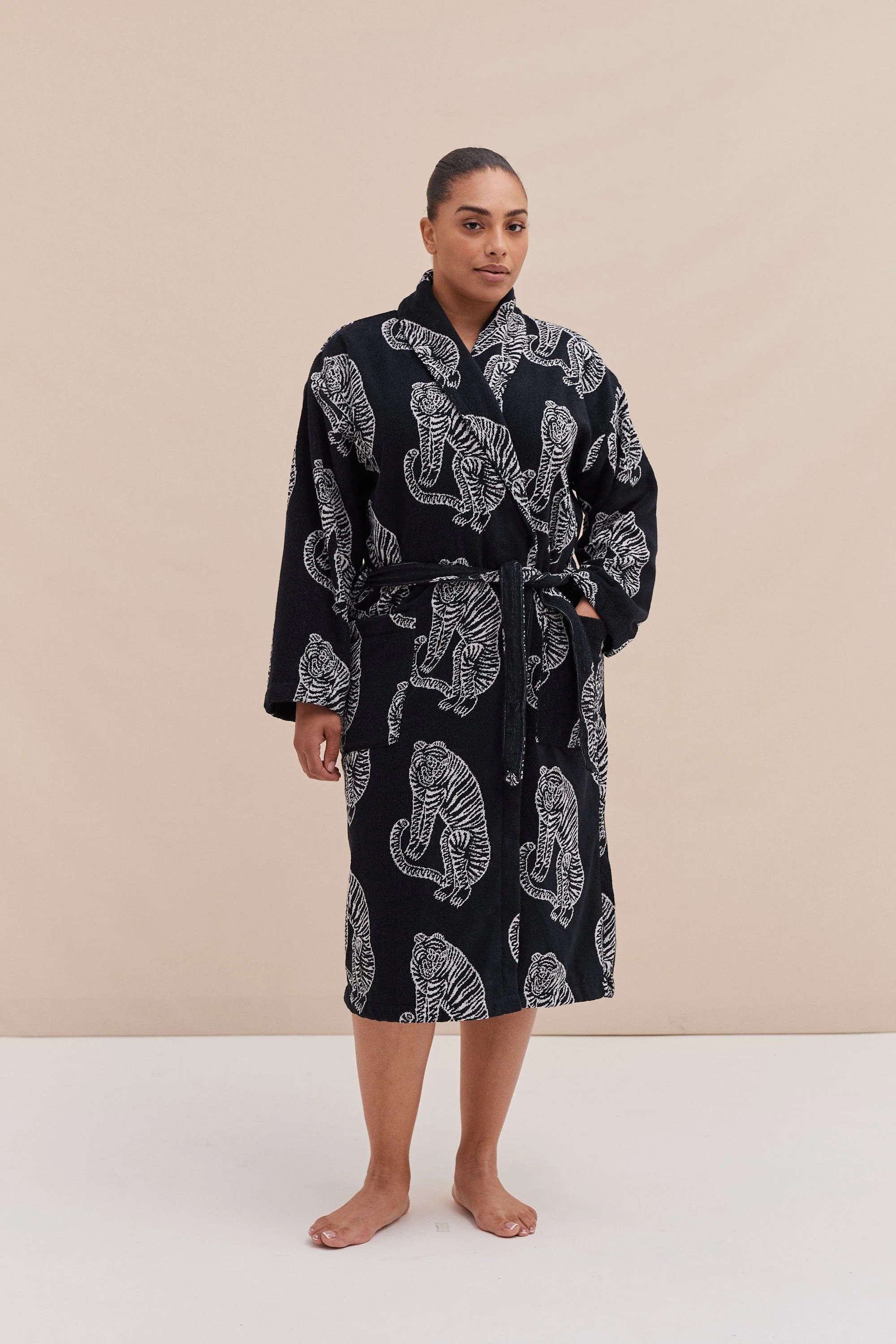 Unisex Towel Robe Sansindo Print Black Cream | Desmond & Dempsey