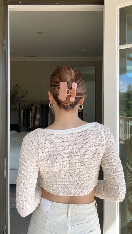 Cloud claw clip twist ☁️

Section hair half back using the teeth of your claw clip. Gather remaining hair into a ponytail. Place hand under ponytail so that the back of your hand is touching the nape of your neck. Grab the outside of the ponytail and twist two times as you pull it up to the crown of your head. Open the claw clip and secure it over the twist.

#LTKbeauty #LTKVideo #LTKSeasonal