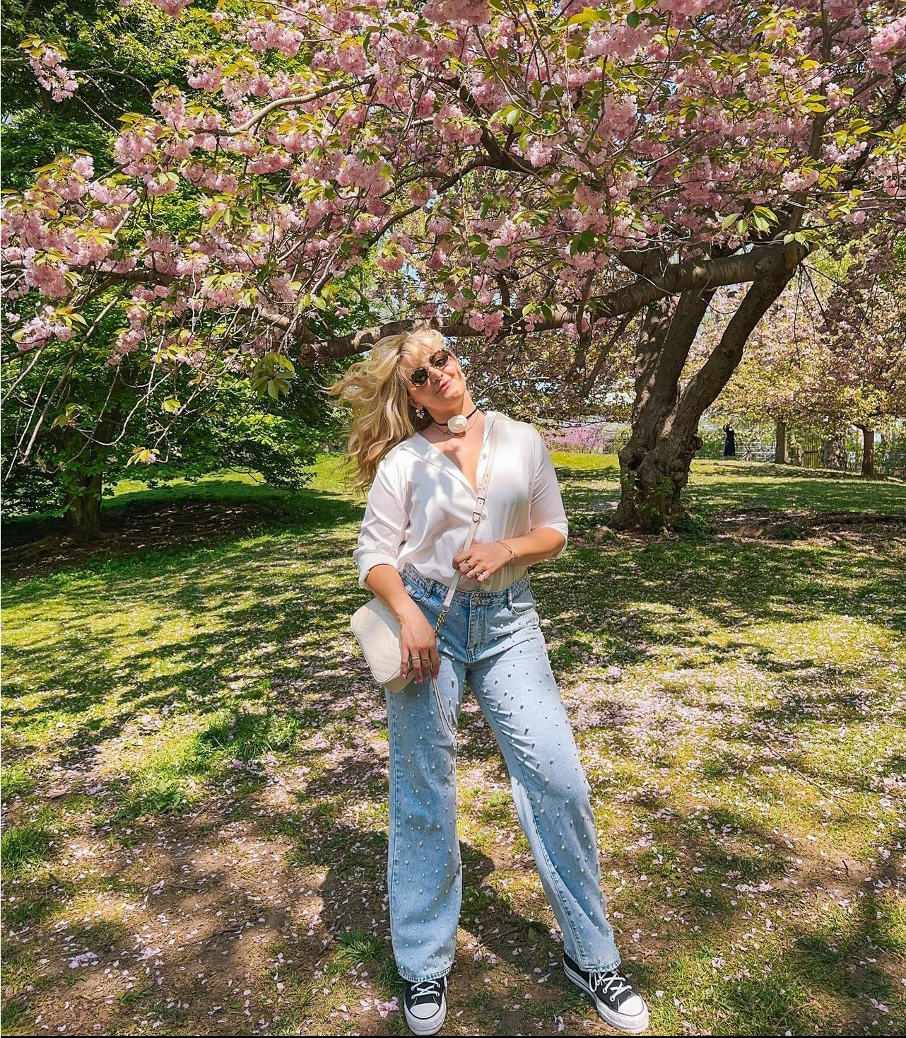 🌸 #newyork #travel #fashion #style #clothes #converse #jeans #sunglasses #spring #ootd #whitetop

#LTKStyleTip #LTKSeasonal #LTKTravel