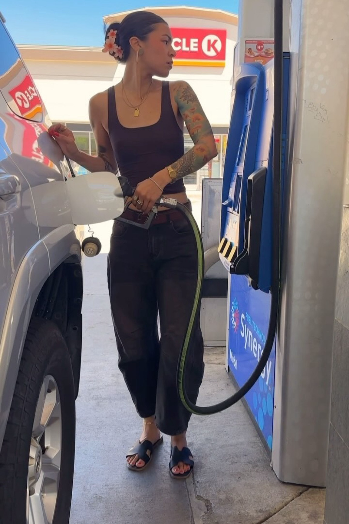 My styled has evolved over the years, and it’s become almost formulaic. A simple tee or tank, a fun pair of pants, and jazz it up for the occasion with shoes and jewelry. You won’t catch me wearing a bunch of crazy colors or patterns, as it’s not the most functional with my way of life. Your personal style should be catered to how you live, and it should change overtime as your lifestyle does. But MOST importantly, wear whatever the hell you want if it makes you happy 🫶🏽

tank @skims 
barrel jeans Amazon (linked)
chanclas @target 
belt @hollister (pero like from 8 years ago)