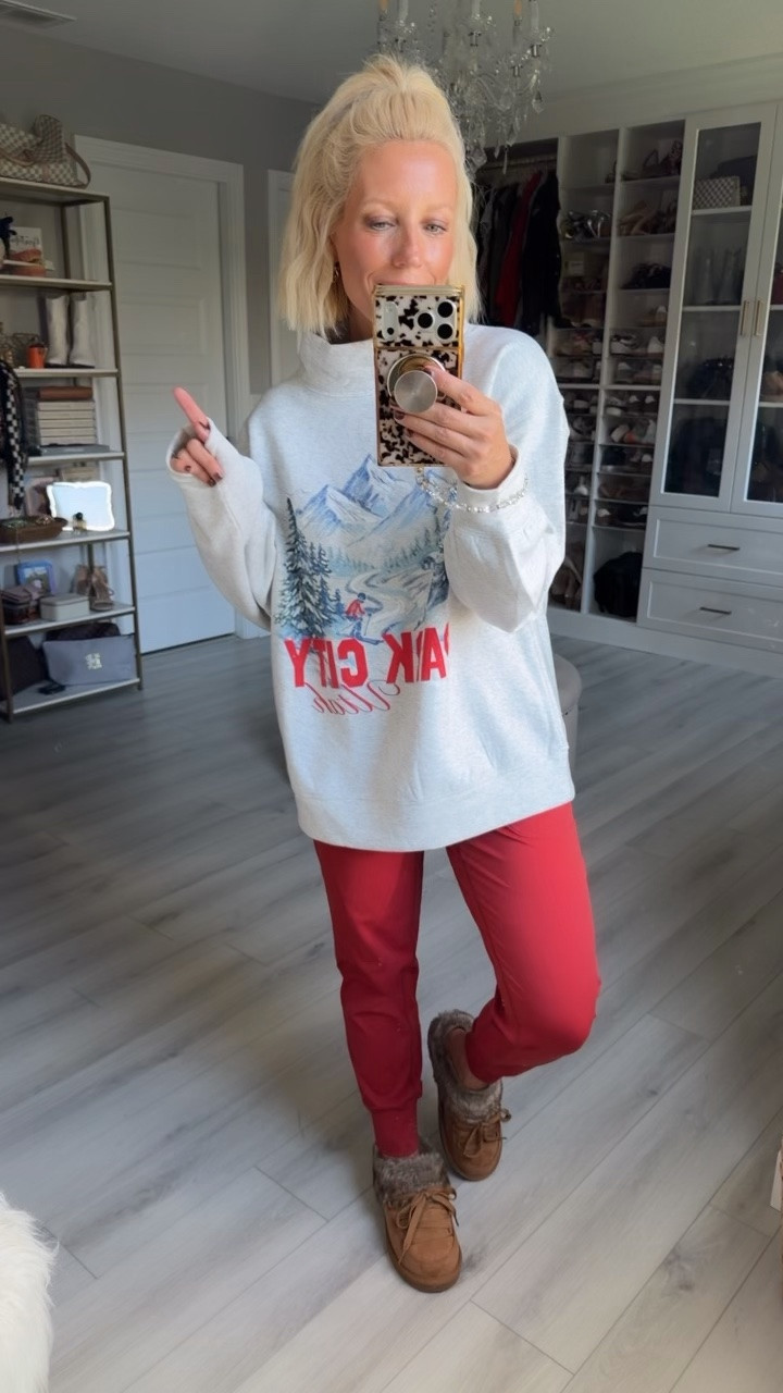The most adorable winter graphic mock neck!!! This won’t last long because it’s so cute and only $14.98!!!
⬇️⬇️⬇️
Top medium
Pants small
Shoes TTS