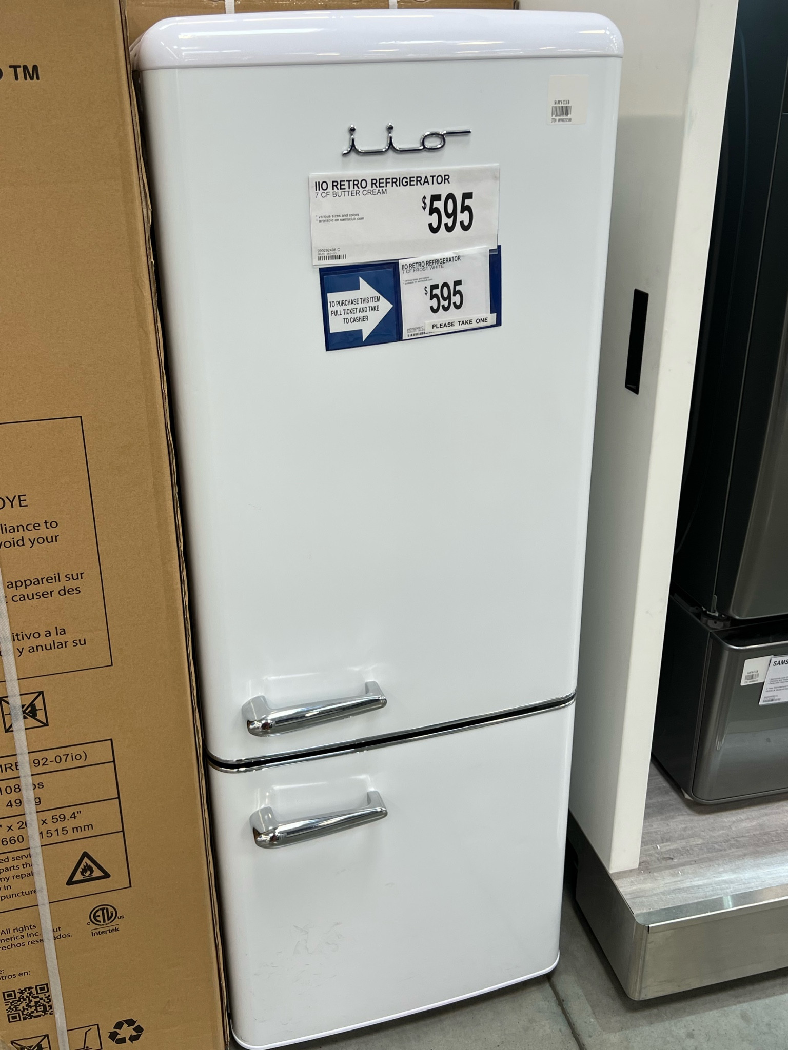 THIS SUPER CUTE RETRO MINI FRIDGEEEEE AT SAMS 😍 