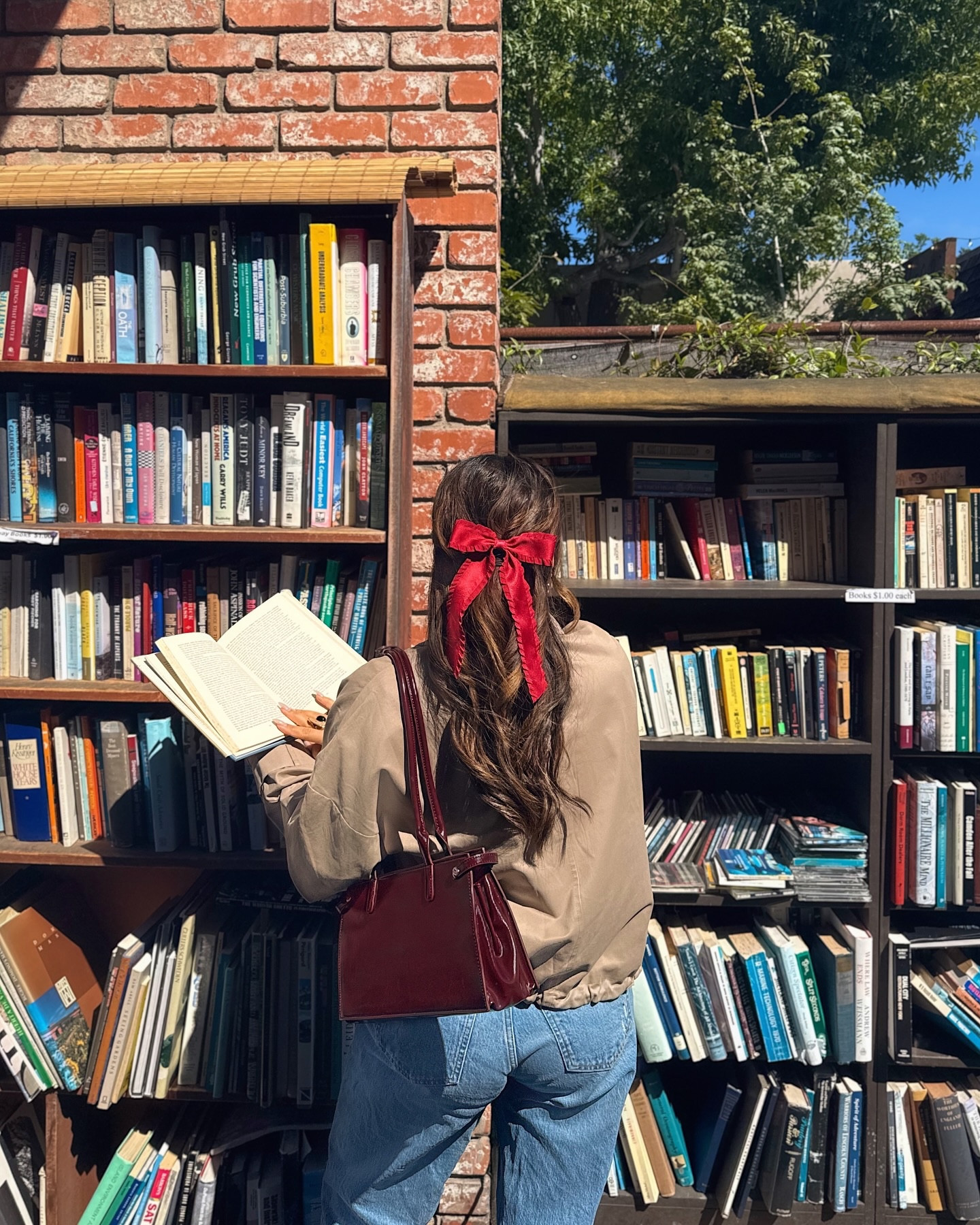 coffee & a bookstore = dream bestie date 📚☕️
—
for an early fall outfit, I wanted to style this short trench from @dynamiteclothing (a closet staple btw!) paired it with a short sleeve turtleneck, my straight leg @abercrombie jeans and my pops of burgundy including these ballet flats and shoulder bag from @shopcider 🍁🤎