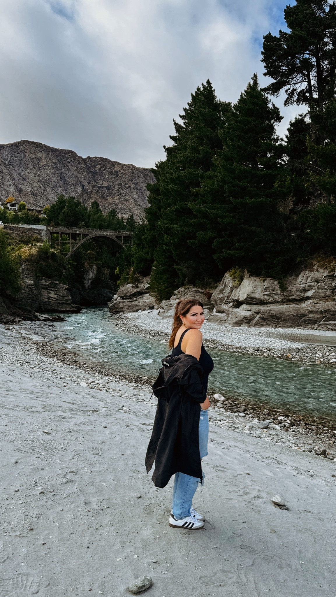 Everybody’s favorite ultra high rise 90s jeans from Abercrombie! I wear the curve love!! So good!! 
Styling denim, spring denim, Abercrombie, denim, curve love, midsize denimm

#LTKfindsunder100 #LTKstyletip #LTKmidsize