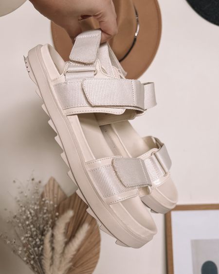 Affordable comfy Velcro sandals from Aerie - 30% off! TTS and wide foot friendly 

Summer fashion trends, summer style

#LTKsummer #LTKshoes #LTKcanada