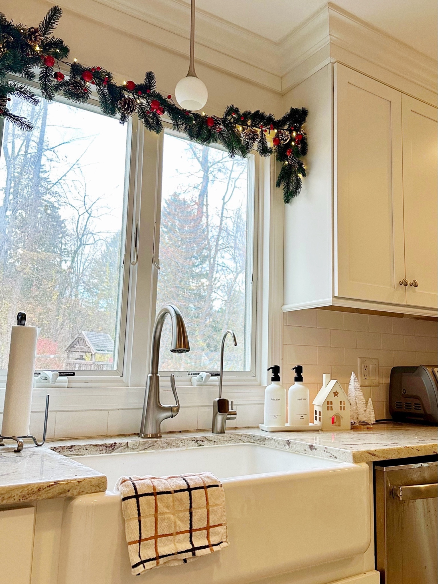 Amazon Christmas home decor 


Garland, mini Christmas trees, candle Christmas house, white Christmas decor, budget friendly Christmas decor, 

#LTKhome #LTKstyletip #LTKHoliday