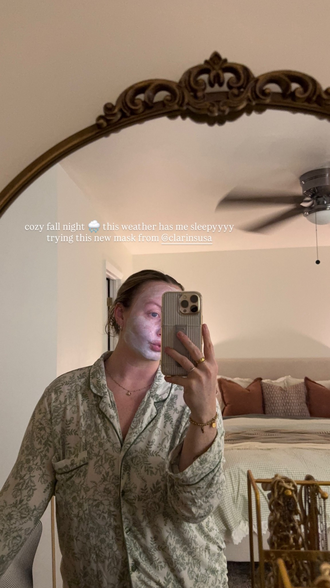 cozy fall night 🌧️ this weather has me sleepyyyy 
trying this new mask from @clarinsusa