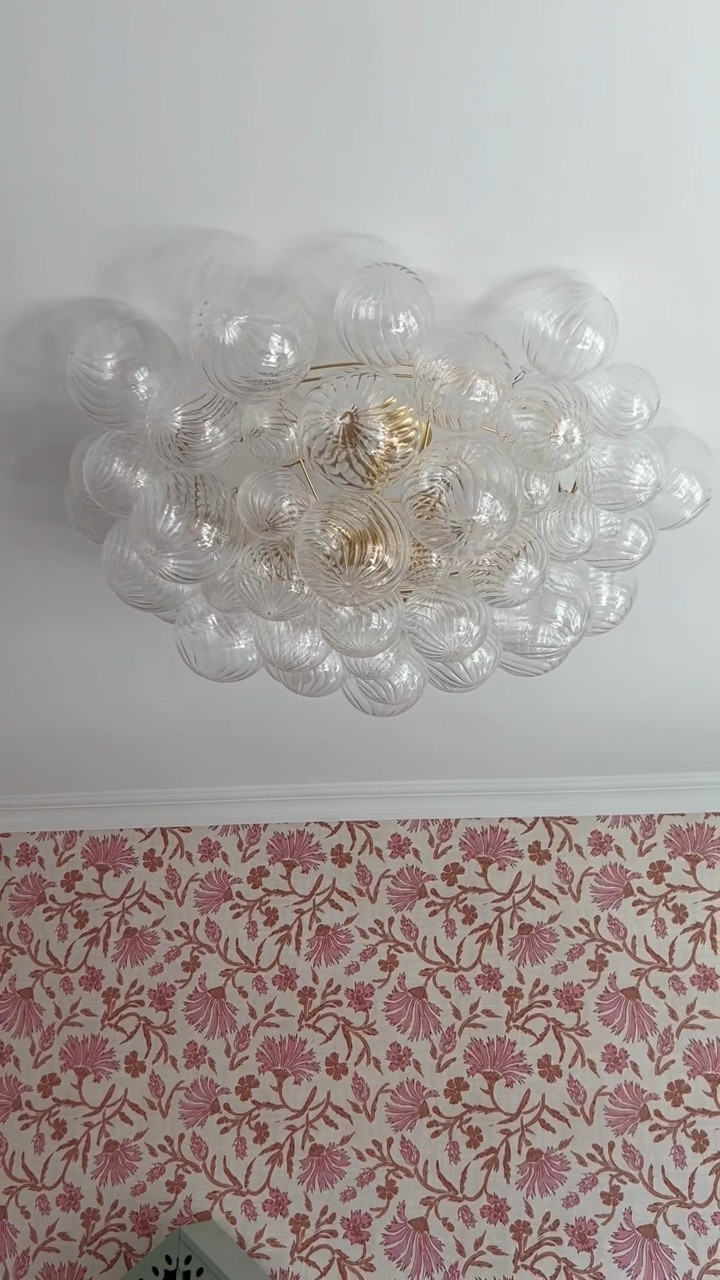 3 bedroom chandeliers

Woven chandelier, glass chandelier, gold chandelier, bedroom design, coastal decor, New England design, coastal grandmother, cottage core

#LTKVideo #LTKhome #LTKstyletip