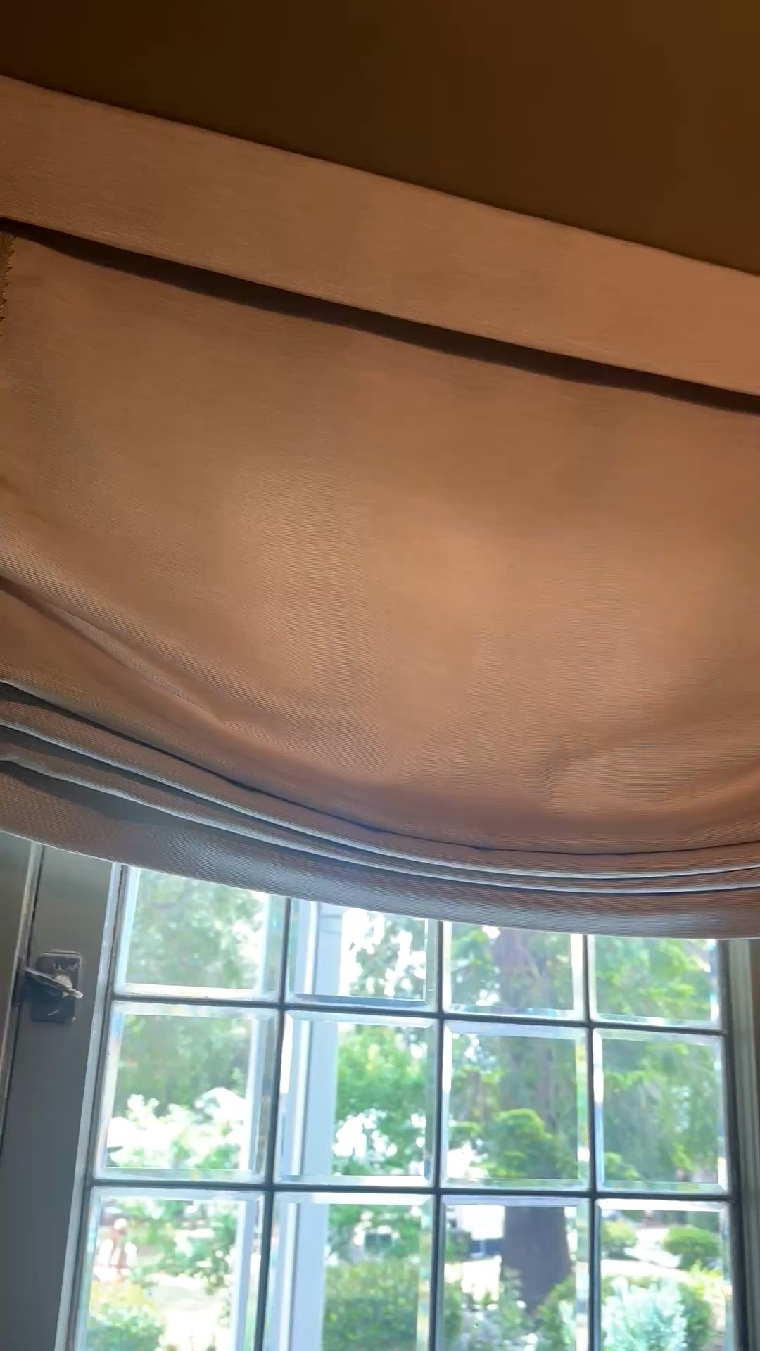 Roman shades have a relaxed elegance that always feels timeless. I especially love the ones with contrast trim—it adds that tailored, sophisticated detail that quietly elevates the whole room. Softens the light, frames the window beautifully, and brings a calm, refined layer to a space. One of those design details that can completely change the mood of a room.

#RomanShade #WindowTreatment #ContrastTrim #LinenShade #InteriorDetails #SoftFurnishings #HomeDecor #TimelessDesign #TailoredStyle #LivingRoomIdeas #BedroomDecor #DesignerDetails #WindowCoverings #InteriorInspiration

#LTKHome #LTKFestival