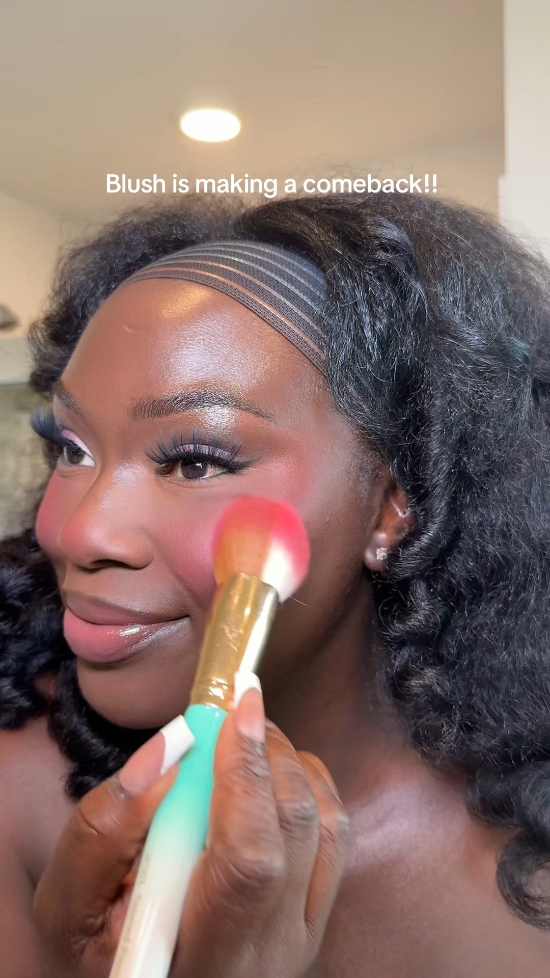 We’ve officially entered the blush era again and honestly, I’m not mad at it. From soft rosy cheeks to bold draped blush looks, it’s giving youth, glow, and instant confidence.
Try it yourself! 