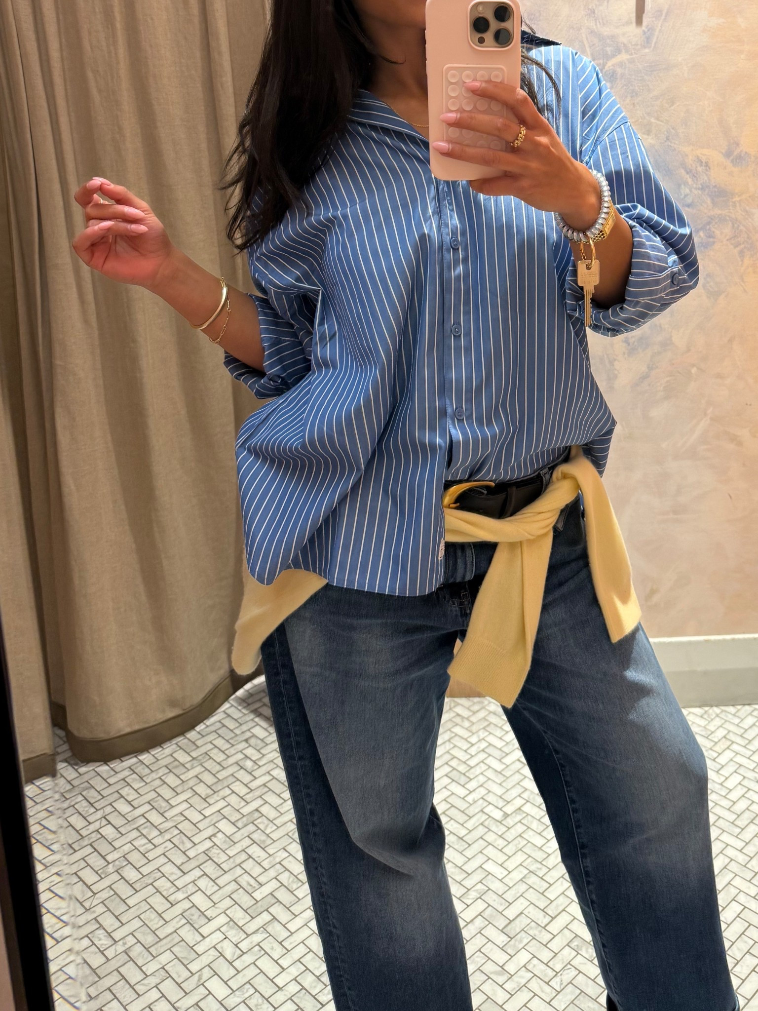 Blue button ups all spring 😍 

Love a pop of yellow 💛