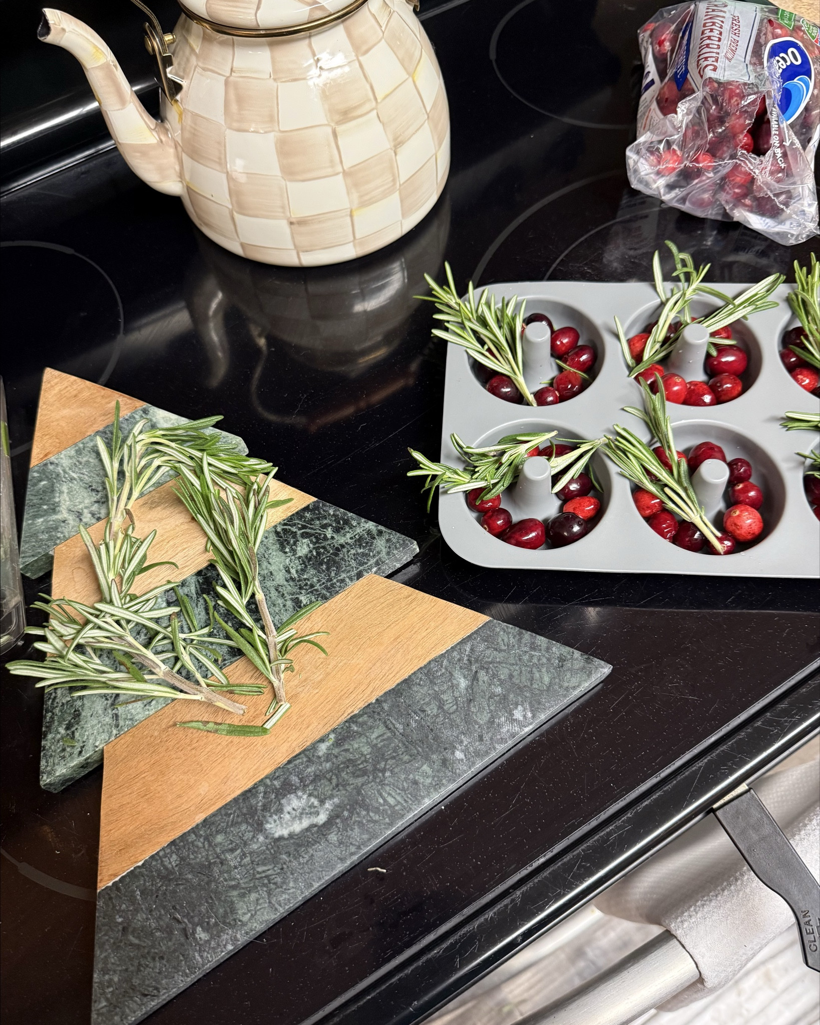 Christmas festivities making ice cube wreaths🧊🎄🎁❄️

#LTKHoliday #LTKHome #LTKSeasonal