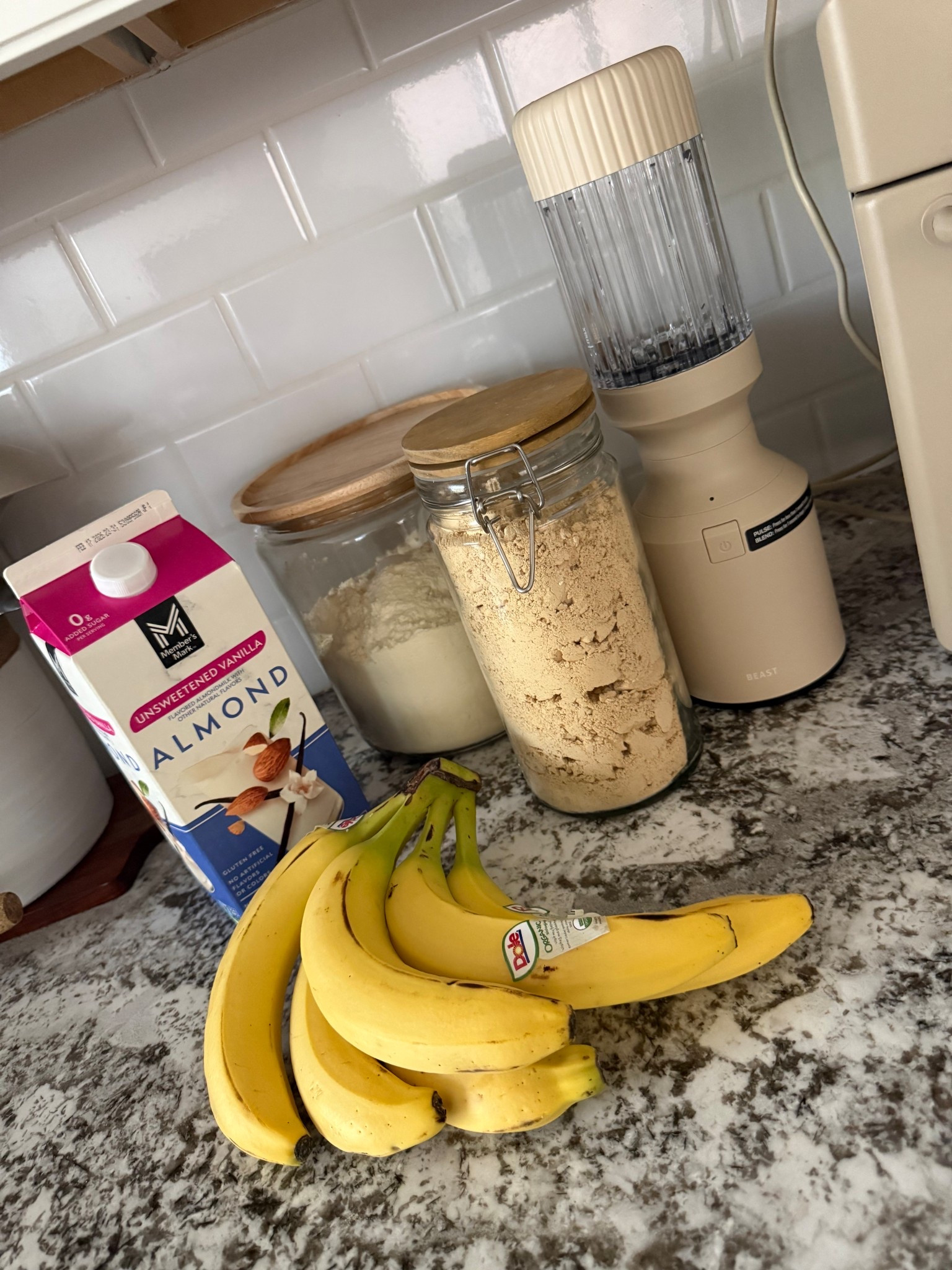 My post-workout shake essentials 🥛🍌 From the compact blender to these aesthetic containers.

#PostWorkoutFuel #WorkoutRoutine #FitnessLifestyle #HealthyHabits #FitMomLife #WellnessRoutine


#LTKActive #LTKmomlife #LTKfitnessgoals