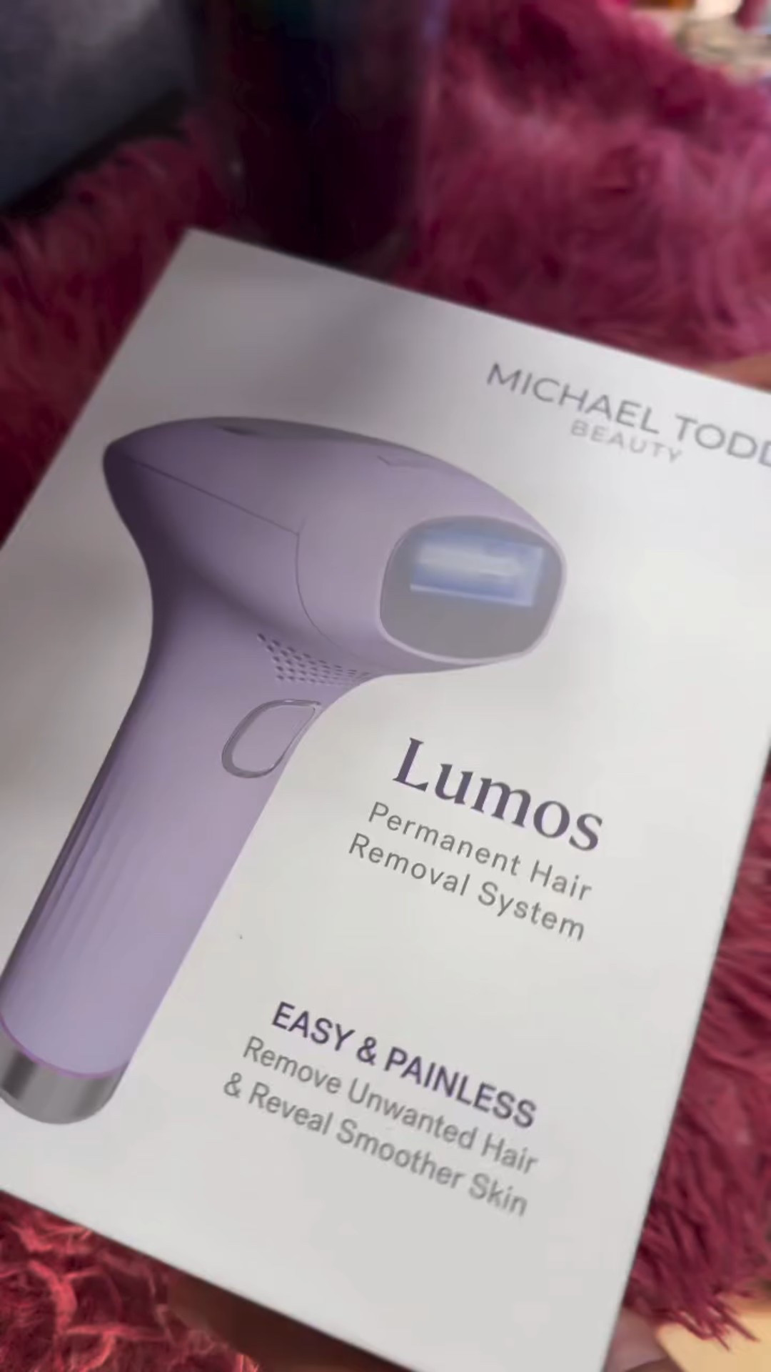 📦✨ ¡UNBOXING TIME! ✨📦
Acabo de recibir el Lumos IPL by Michael Todd Beauty 😍 y estoy demasiado emocionada por probarlo 💖

💡 Este dispositivo promete una depilación permanente desde casa, con 999,999 flashes 🔥
(o sea… ¡una vida entera sin vellos! 😱)

❄️ Además, tiene tecnología COOLMAX para mantener la piel fresquita mientras lo usas 🧊
y un sensor inteligente de contacto para mayor seguridad 🩵

🙌 También puedes elegir entre modo manual o automático, perfecto para cada zona del cuerpo 🦵✨

👓 Viene completito:
✔️ Dispositivo Lumos IPL
✔️ Gafas protectoras
✔️ Rasuradora desechable
✔️ Adaptador y manual
✔️ Estuche elegante para guardarlo 💼

💬 Estaré probándolo más adelante y les contaré TODO sobre mi experiencia 🌸
¿Listas para decirle adiós al vello? 👋💕 @michaeltoddbeauty 

✨ #UnboxingBeauty #LumosIPL #MichaelToddBeauty #DepilaciónIPL #BeautyGadget #SkinTech #PielSuave #AdiósVello #RutinaDeBelleza #CuidadoPersonal #BellezaEnCasa #BeautyFinds #PielPerfecta #BeautyReview #SelfCareMoment ✨