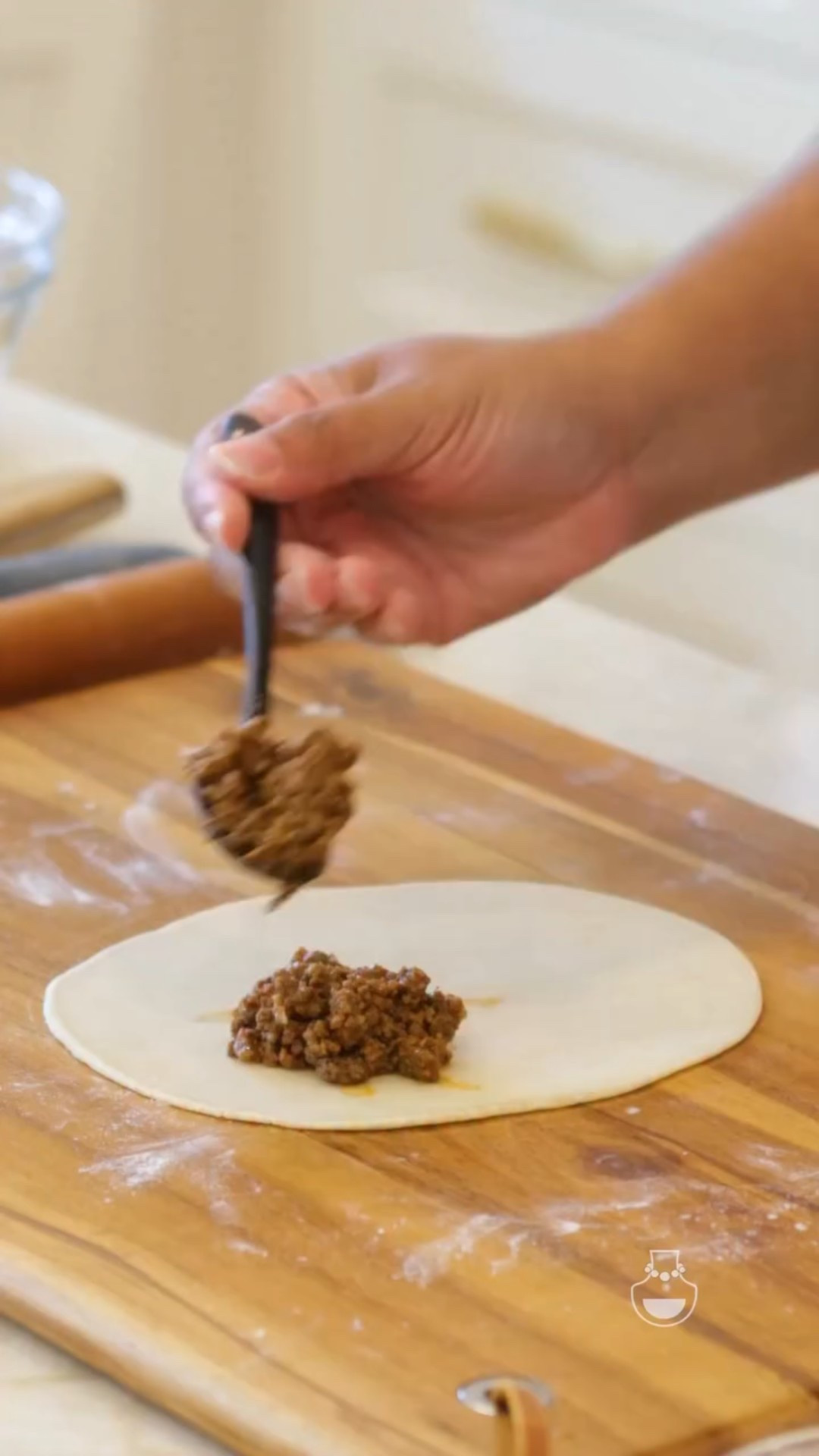Anyone else preparing for the holidays? My Thanksgiving & Noche Buena prep includes making Homemade Empanada Dough! Let’s face it, I can never make enough empanadas to make my family happy, but that doesn’t mean that I’ll ever give up! My empanadas are simply too good to leave any behind! 😉 Making the dough is easier than you think! All you need is all purpose flour, baking powder, salt, butter, and cold water! You can also use oil instead of butter — but the butter gives you the perfect flaky golden crust 🤌🏽 What’s your favorite empanada flavor? Comment below! 
.
.
.
.
#empanadas #pastelitos #dominicanfood #comfortfood #querico #holidayrecipes #nochebuena