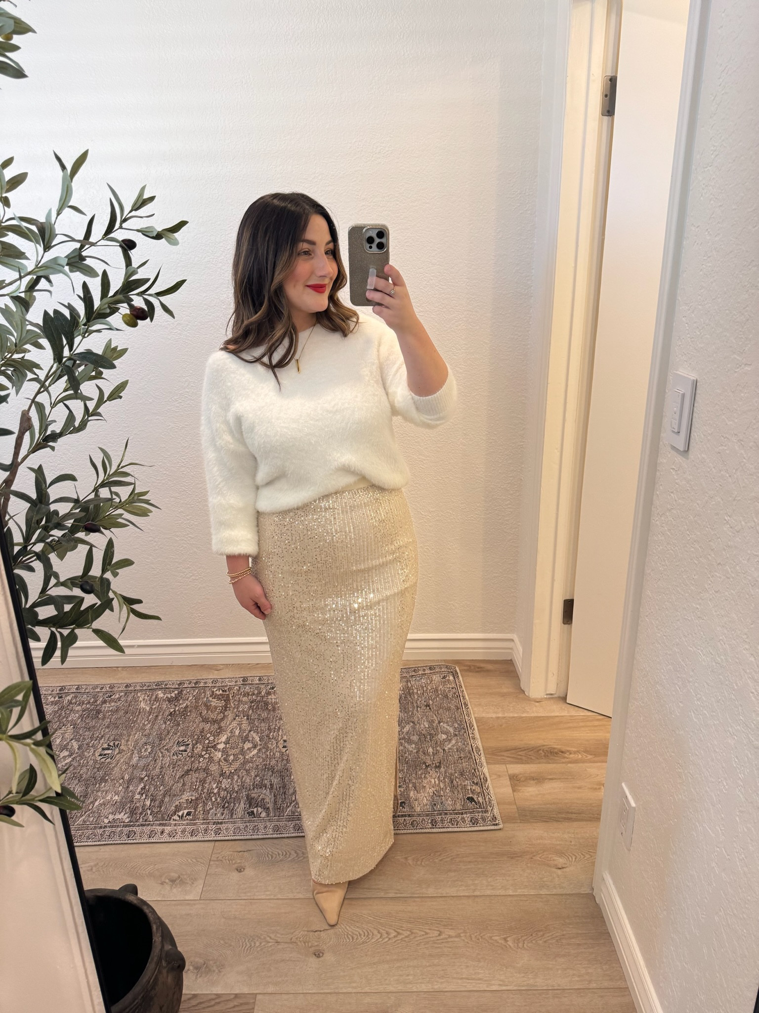 Obsessed with this sequin maxi skirt! Perfect for holiday events!! 

Save and use my code: MIMI when you shop Pink Lily! 

White boatneck sweater size xs 
Champagne sequin maxi skirt size medium - petite friendly! 


#LTKHoliday #LTKFindsUnder50 #LTKSeasonal