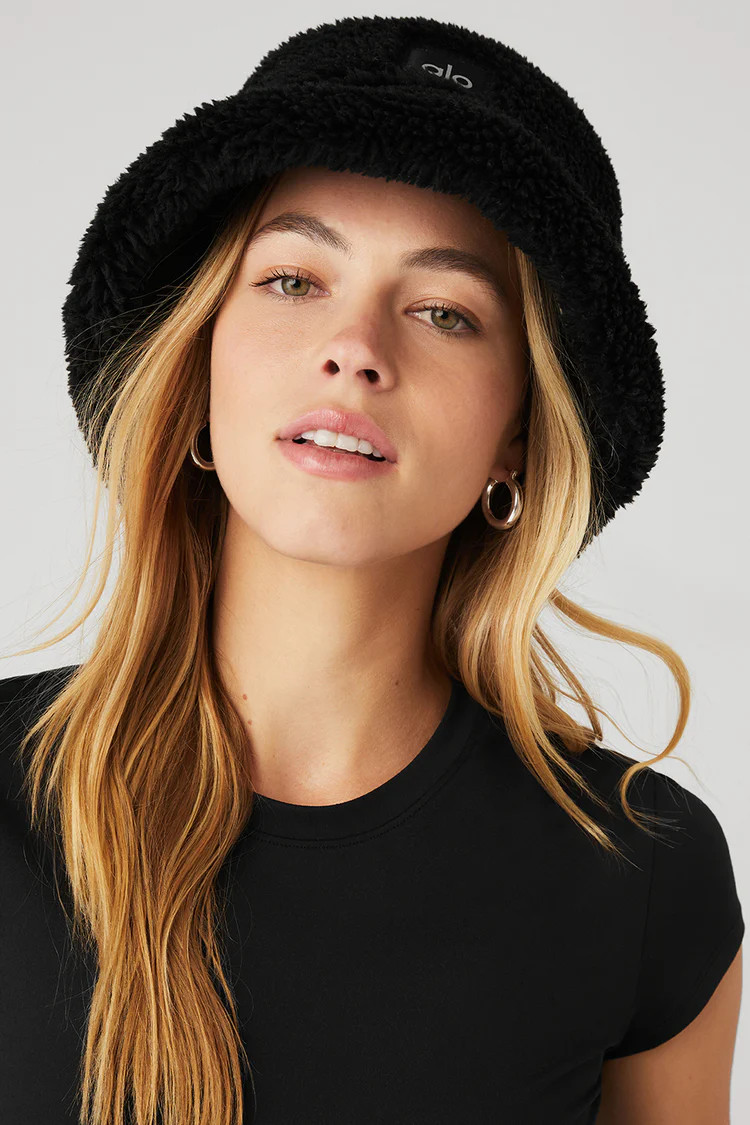Foxy Sherpa Bucket Hat - Black | Alo Yoga (US)