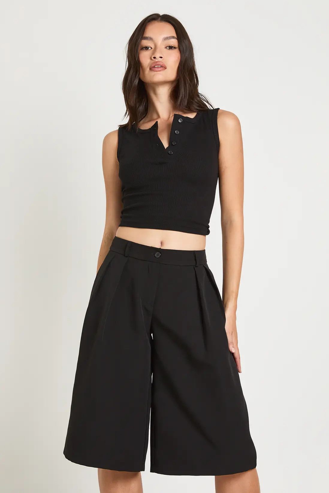 Black boohoo Tailored Bermuda Shorts | PrettyLittleThing USA | PrettyLittleThing US