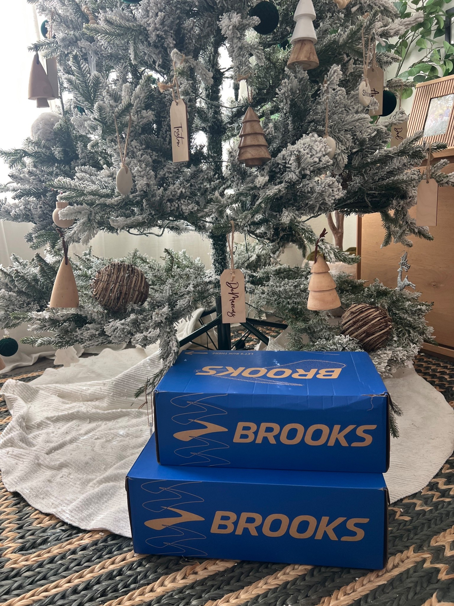 New Shoes for Christmas are always fun. Grabs some Brooks for your favorite runner or treat yourself because why not? 🤷🏽‍♀️

Running shoes, Runners, Brooks, Marathon 

#LTKGiftGuide #LTKHoliday #LTKActive