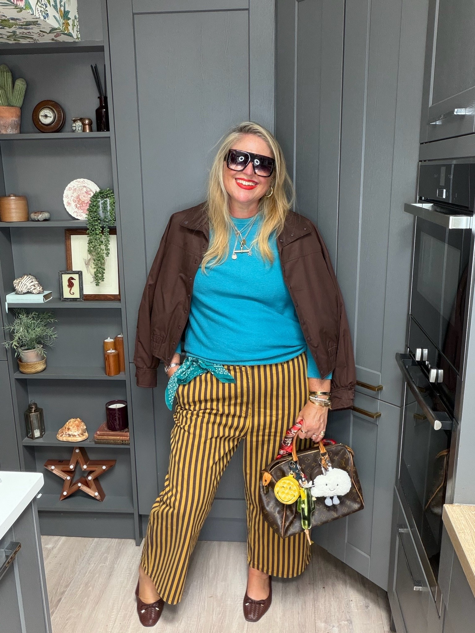 Turquoise jumper, brown striped jeans, brown flats, brown sunglasses, turquoise scarf, brown tote bag

#LTKautumn #LTKplussize #LTKstyletip