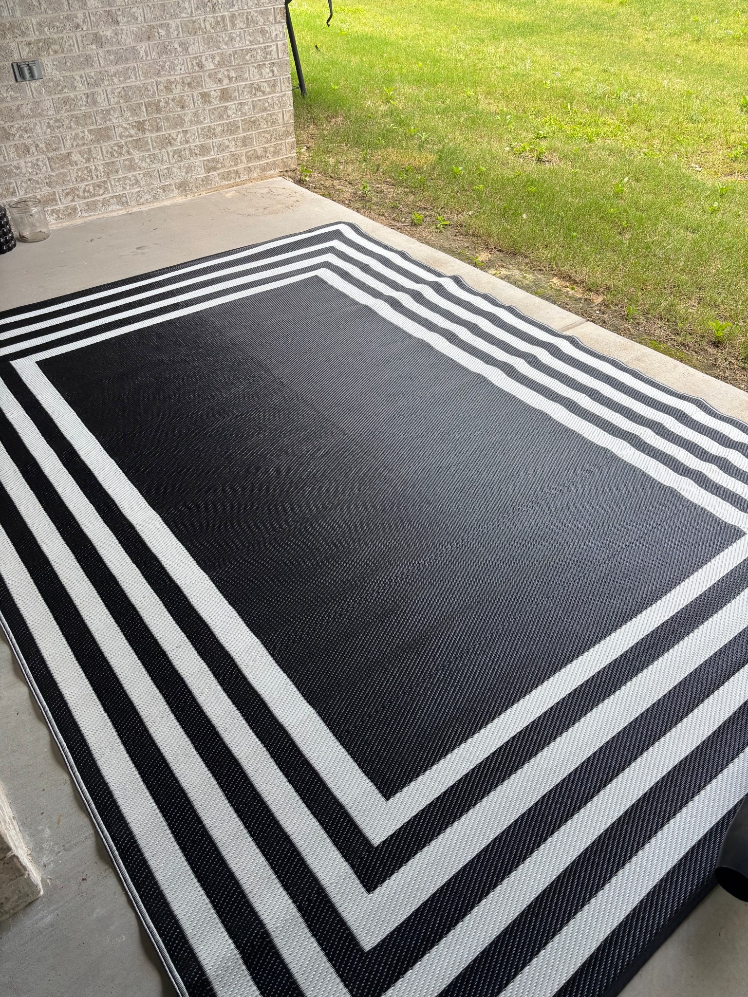 Such a beautiful outdoor rug!