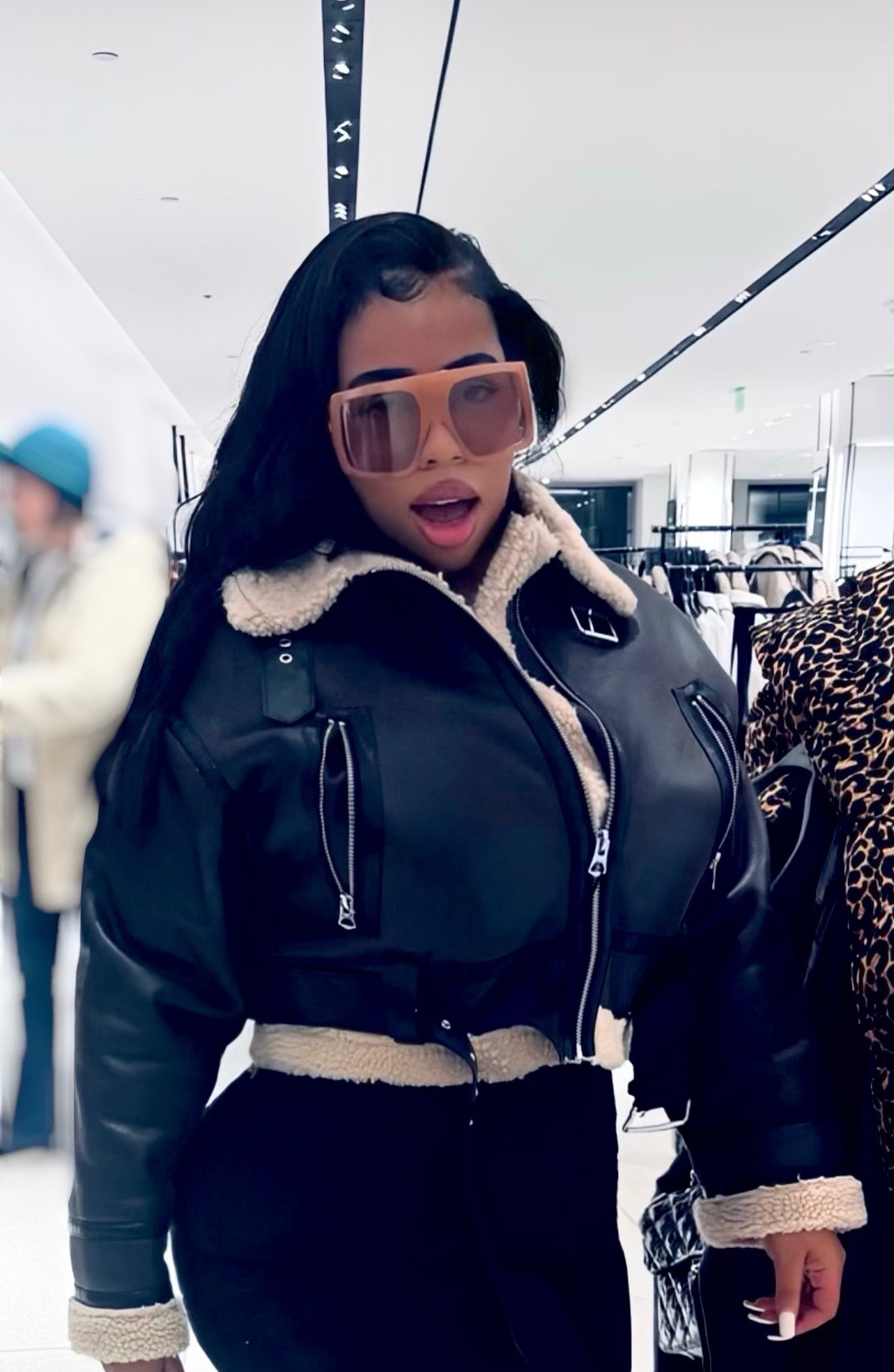 Jacket is from Zara. Tagged some similar ones 💎😇