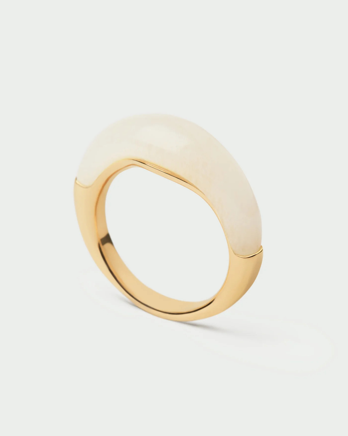 Gold-plated fluid stamp ring topped with a hand-carved white gemstone | Quartz Nami ring | PDPAOL... | PDPAOLA DE