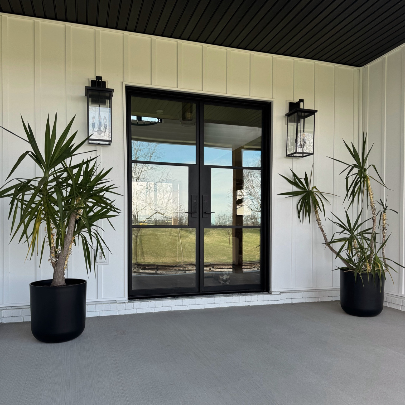 Spring refresh with these affordable yet high end looking planters! They come in multiple sizes, ours are the 20 inch! 🖤

#springrefresh #porchrefresh #planters #outdoorfinds #homefinds

#LTKhome #LTKSeasonal #LTKfindsunder50
