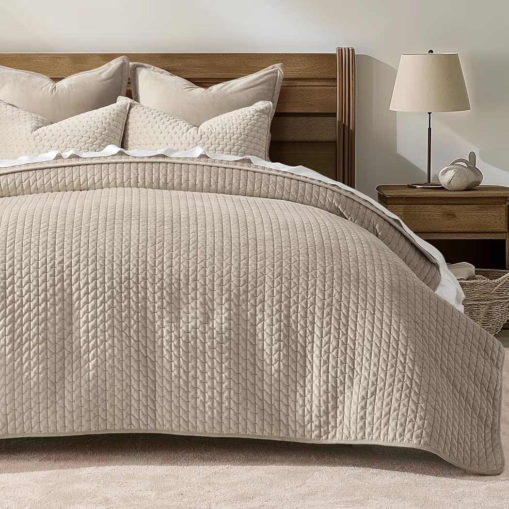 EVERGRACE Luxury Velvet Quilt Set King Size 3 Piece, Soft Cross-Stitch Velvet Comforter Set with ... | Amazon (US)