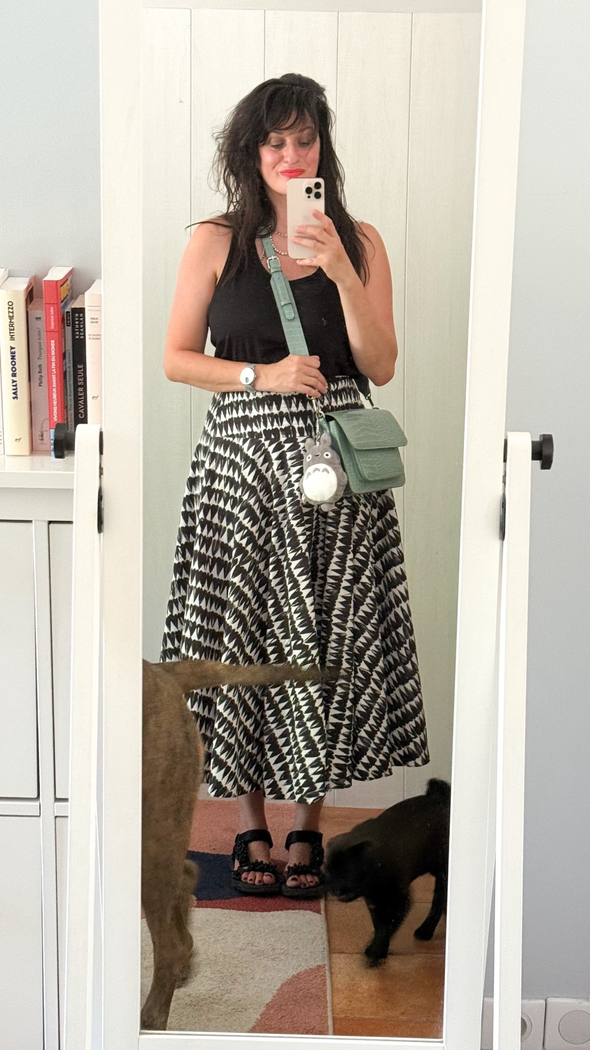 . Débardeur noir échancré #icyzone (en lien) 
. Jupe midi #zara (similaire, en lien) 
. Sac à main vert pâle #hvisk (autre idée de sac vert pâle en lien) 
. Porte-monnaie Totoro #studioghibli (similaire en lien) 
. Sandales trek perlées #zara (similaires, en lien)
. Mélange de rouge à lèvres corail #gucci et rouge #chanel (en lien) 