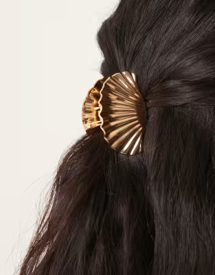 DesignB London sea shell hair claw clip in gold | ASOS | ASOS (Global)