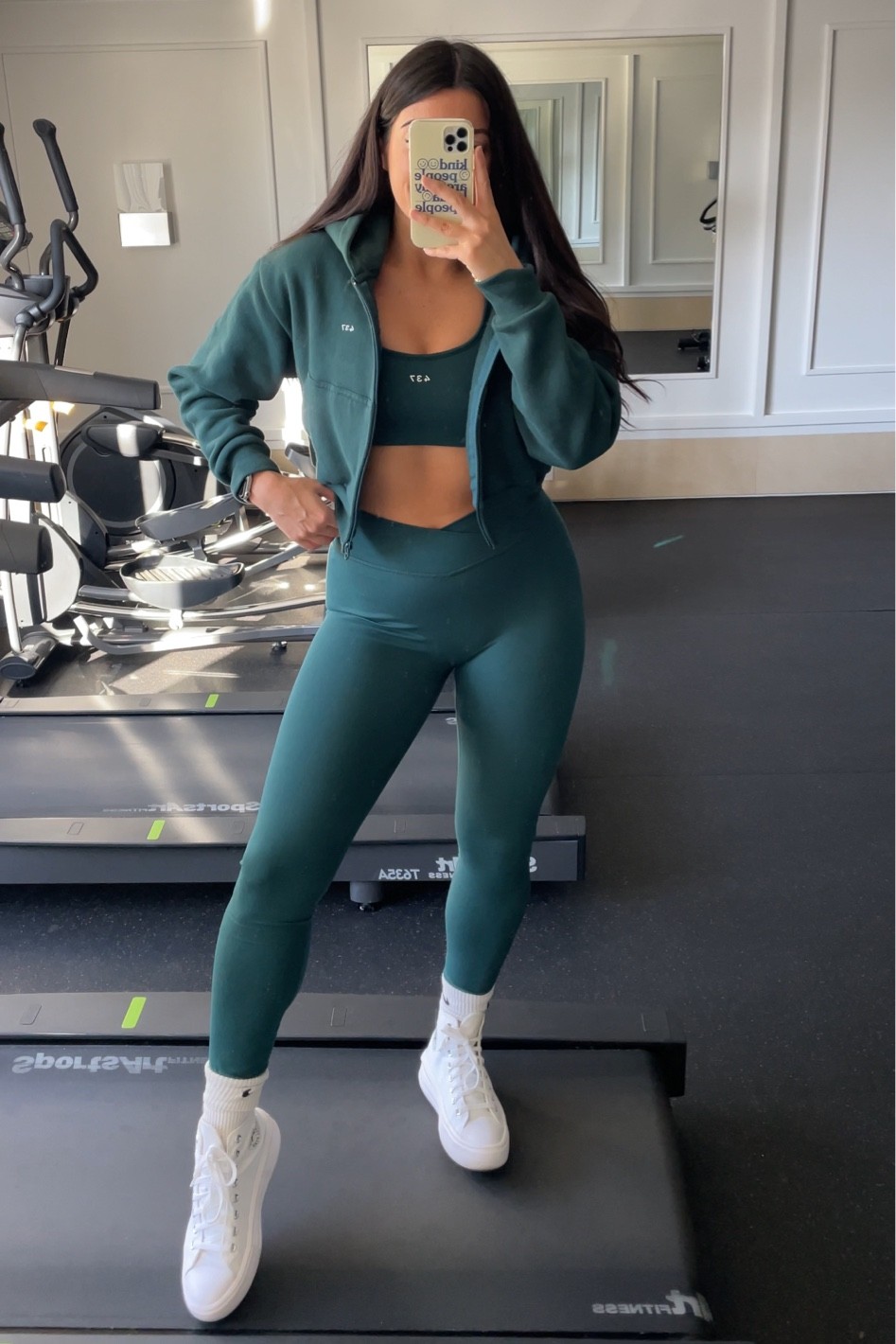 Girls in Leggings 🍑 on X: Green #leggings are rare these days - even  though this #fitness queen demonstrates how good they can look, at least if  you have a perfect shape