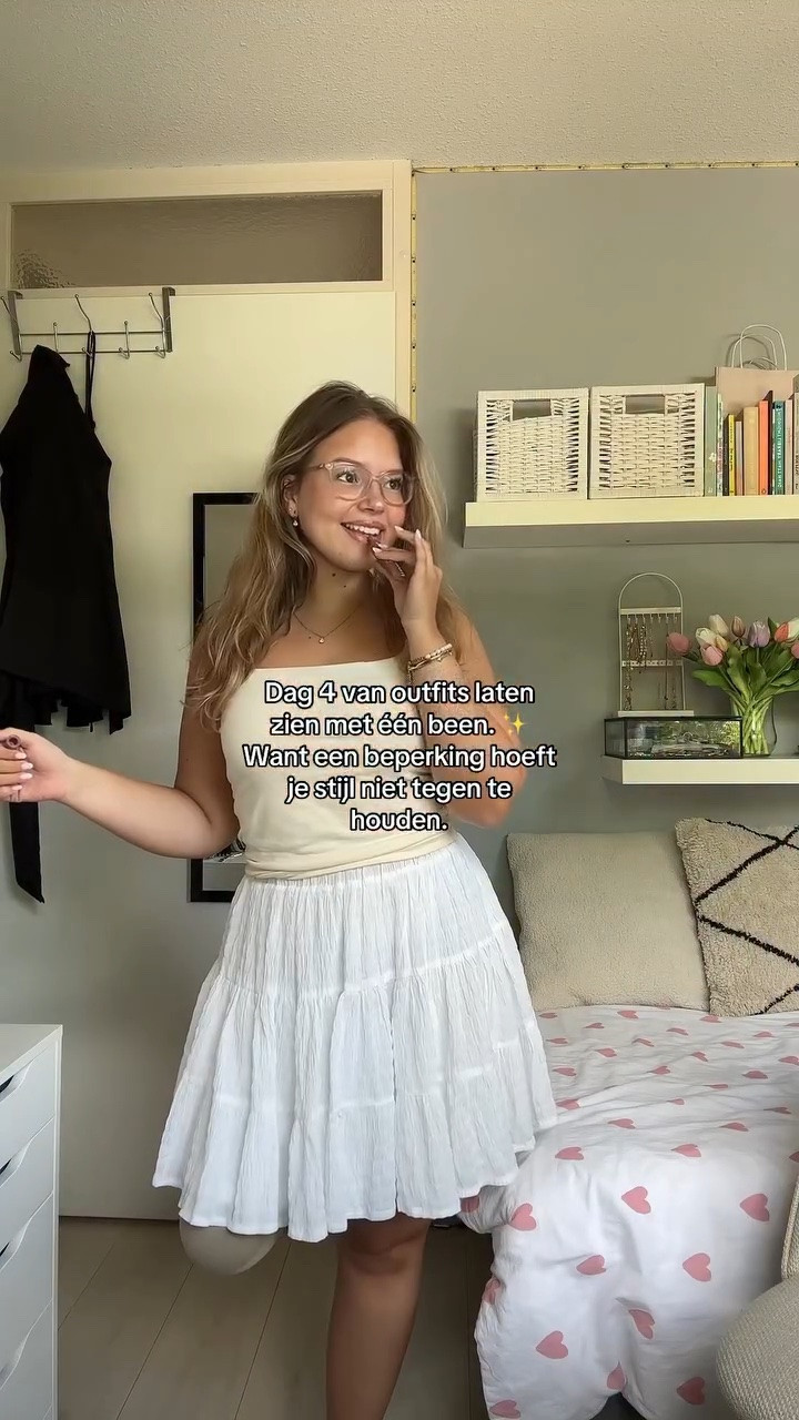 Dag 4 ✨ Een beperking bepaalt niet wat je aantrekt. Welke outfit wil je hierna zien? 🤍

top: @ginatricot 
skirt: @myjewellery 
#amputee #disabledfashion #outfitinspo #summeroutfits