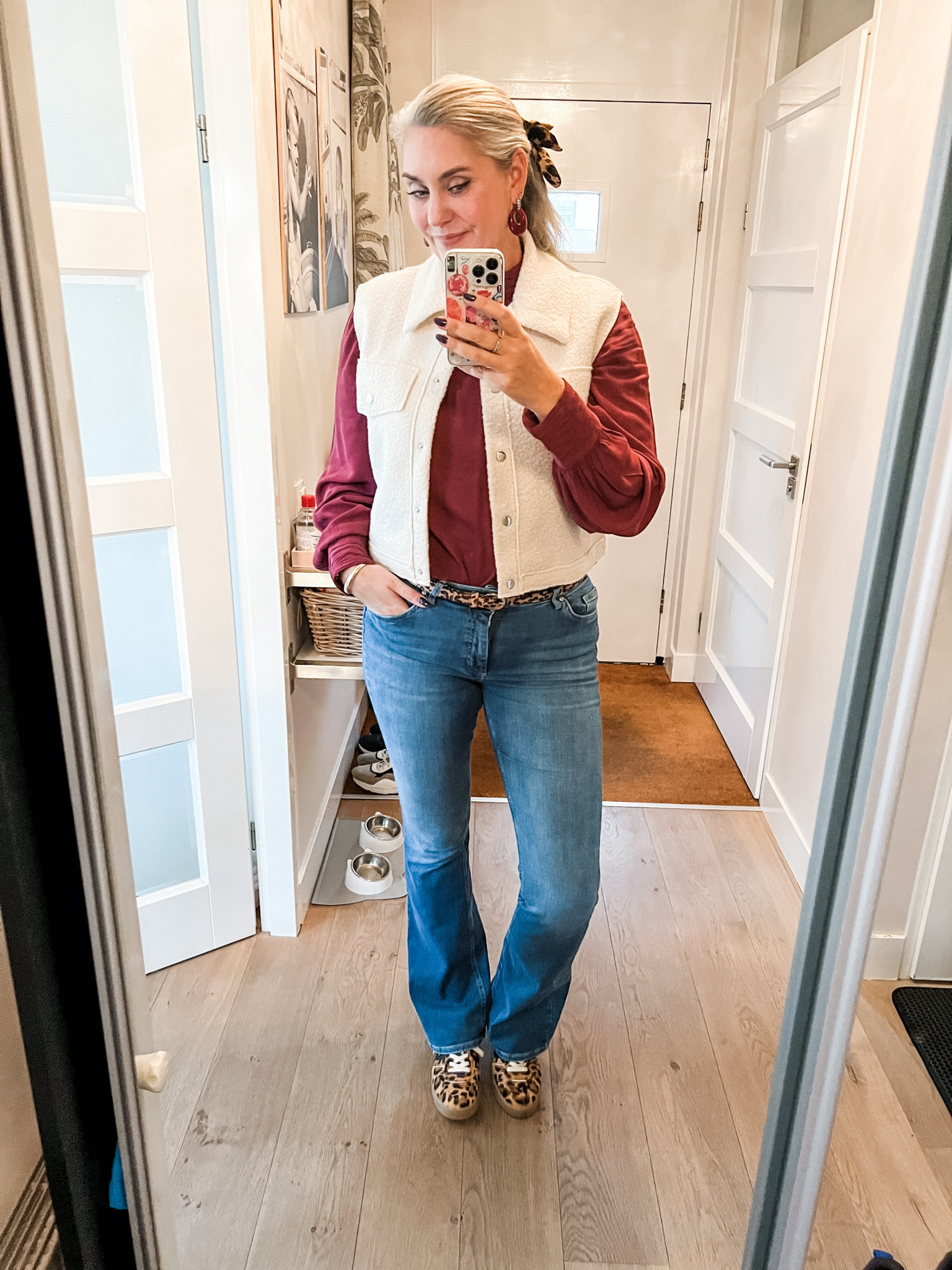 Ootd - Friday. Long Tall Sally Burgundy blouse, beige wooly vest from Norah, bootcut mid waist blue jeans from Only, leather leopard sneakers and a leopard belt and bow. 



#LTKautumn #LTKnederlands #LTKeurope
