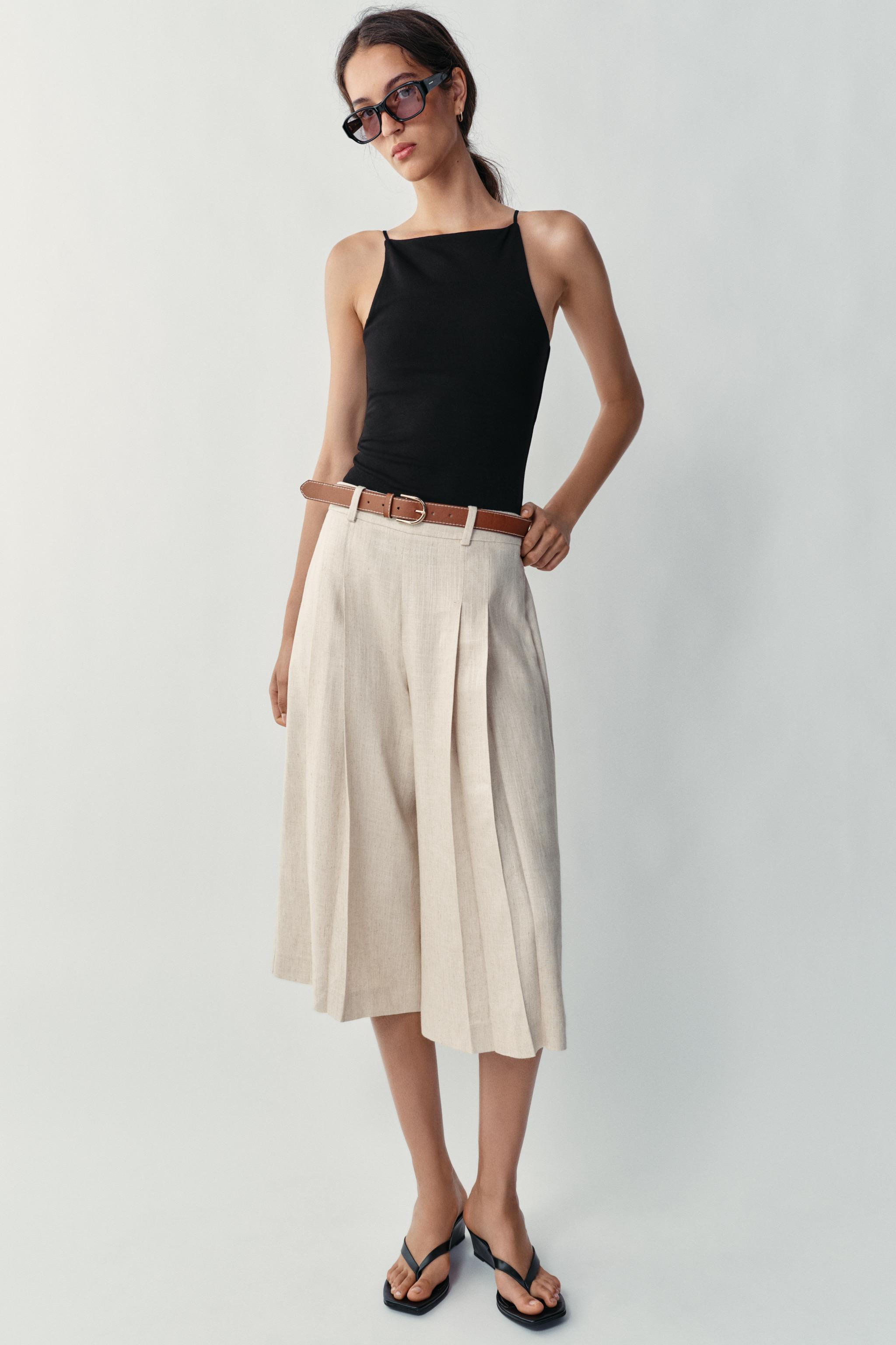 Model height: 183 cmTop made of a cotton blend yarn. Straight-cut neckline with thin straps and a... | Zara UK